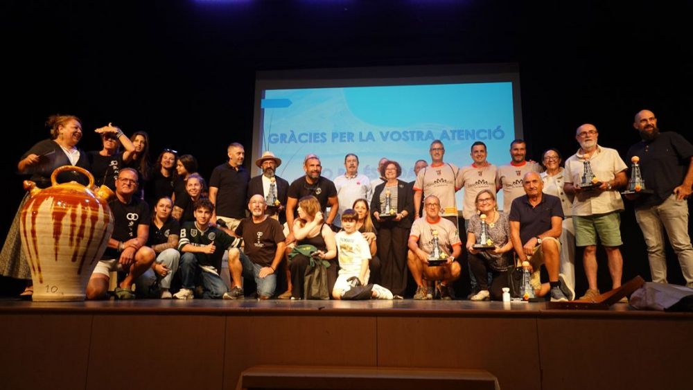 Barreñada, con sombrero, en la foto de familia de todos los galardonados en la gala de la Federación Catalana de Juegos y Deportes Tradicionales. Barreñada, con sombrero, en la foto de familia de todos los galardonados en la gala de la Federación Catalana de Juegos y Deportes Tradicionales.