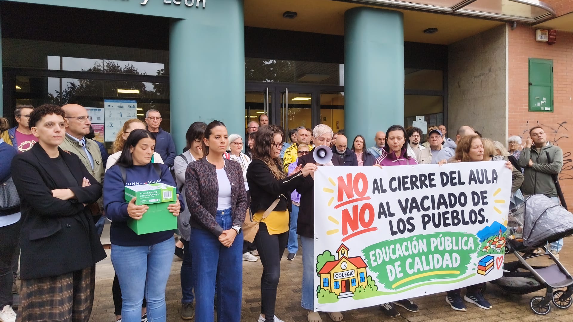 Movilización de la AMPA de Toreno ante la Junta, donde entregó las firmas. | MAR IGLESIAS