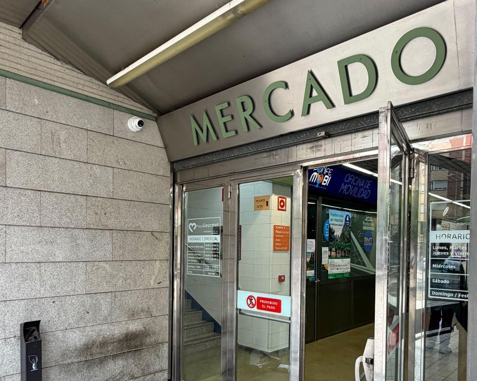 Instalación de cámaras en el mercado.