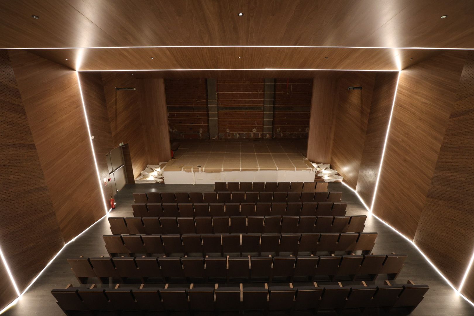 El salón de actos es lo único que falta por finalizar en la Casa de Cultura junto con al instalación del mobiliario. | FERNANDO OTERO