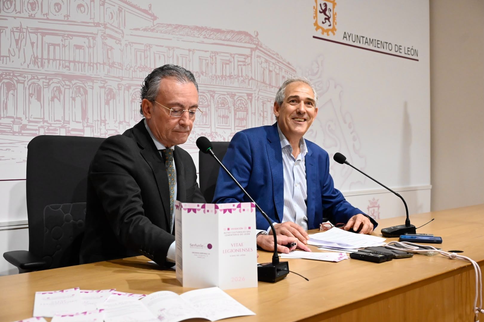 Fernando Salguero y Vicente Canuria, durante la presentación de las rutas culturales del cementerio de León. | SAÚL ARÉN