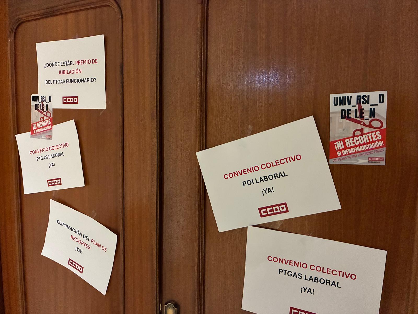 Protestas a la puerta de la sala de juntas del rectorado