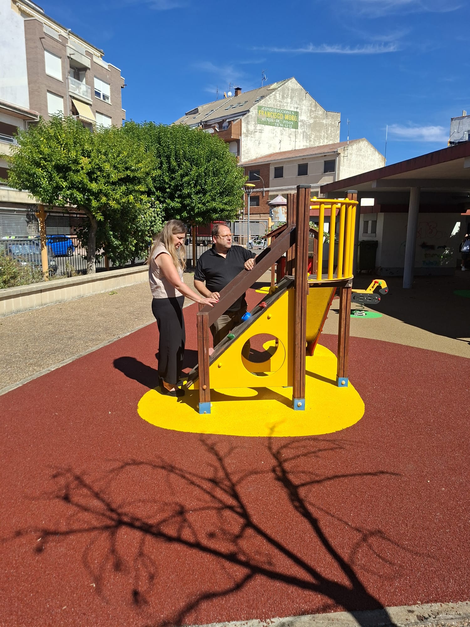 Elena Bailez y Javier Carrera en uno de los parque infantil de la Plaza Reyes Católicos que ha sido renovado. |L.N.C. Elena Bailez y Javier Carrera en uno de los parque infantil de la Plaza Reyes Católicos que ha sido renovado. |L.N.C.
