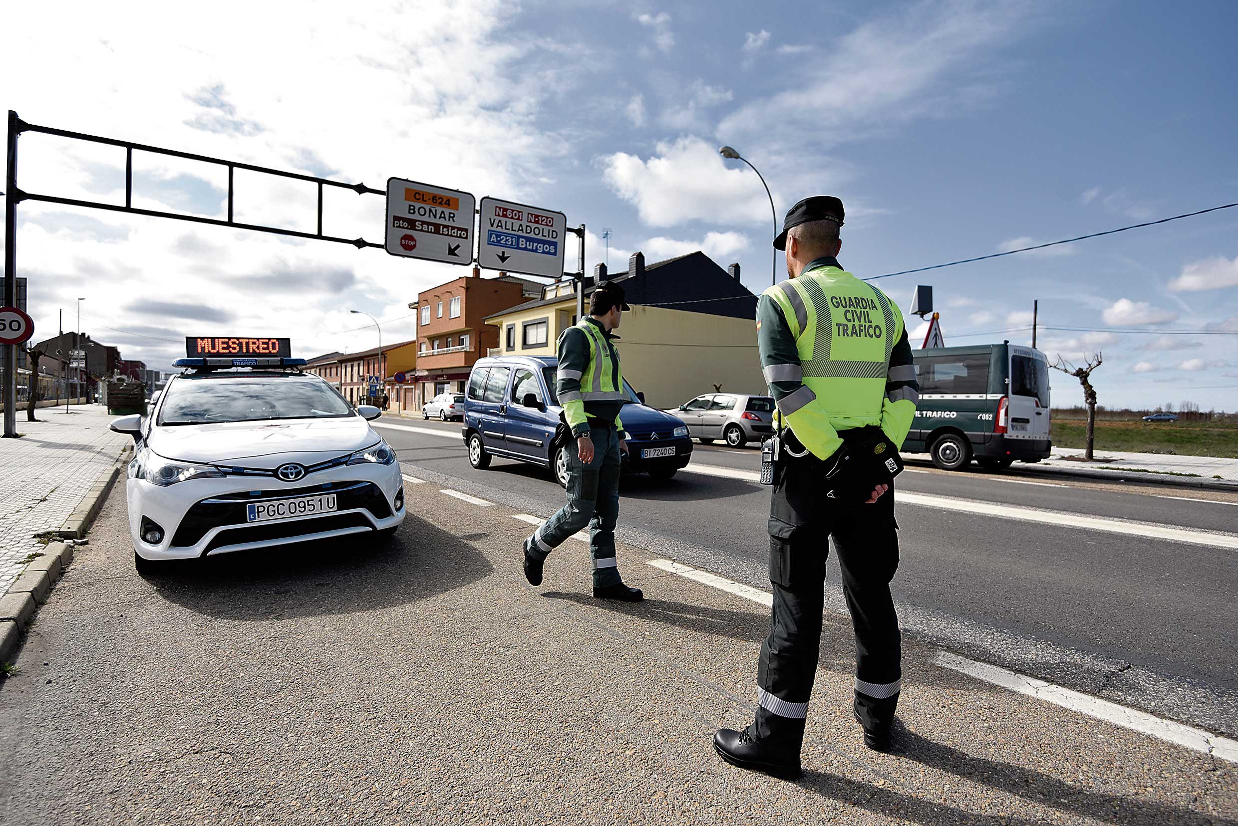 Imagen de archivo de un control de la Guardia Civil en Puente Villarente, en León. | SAÚL ARÉN