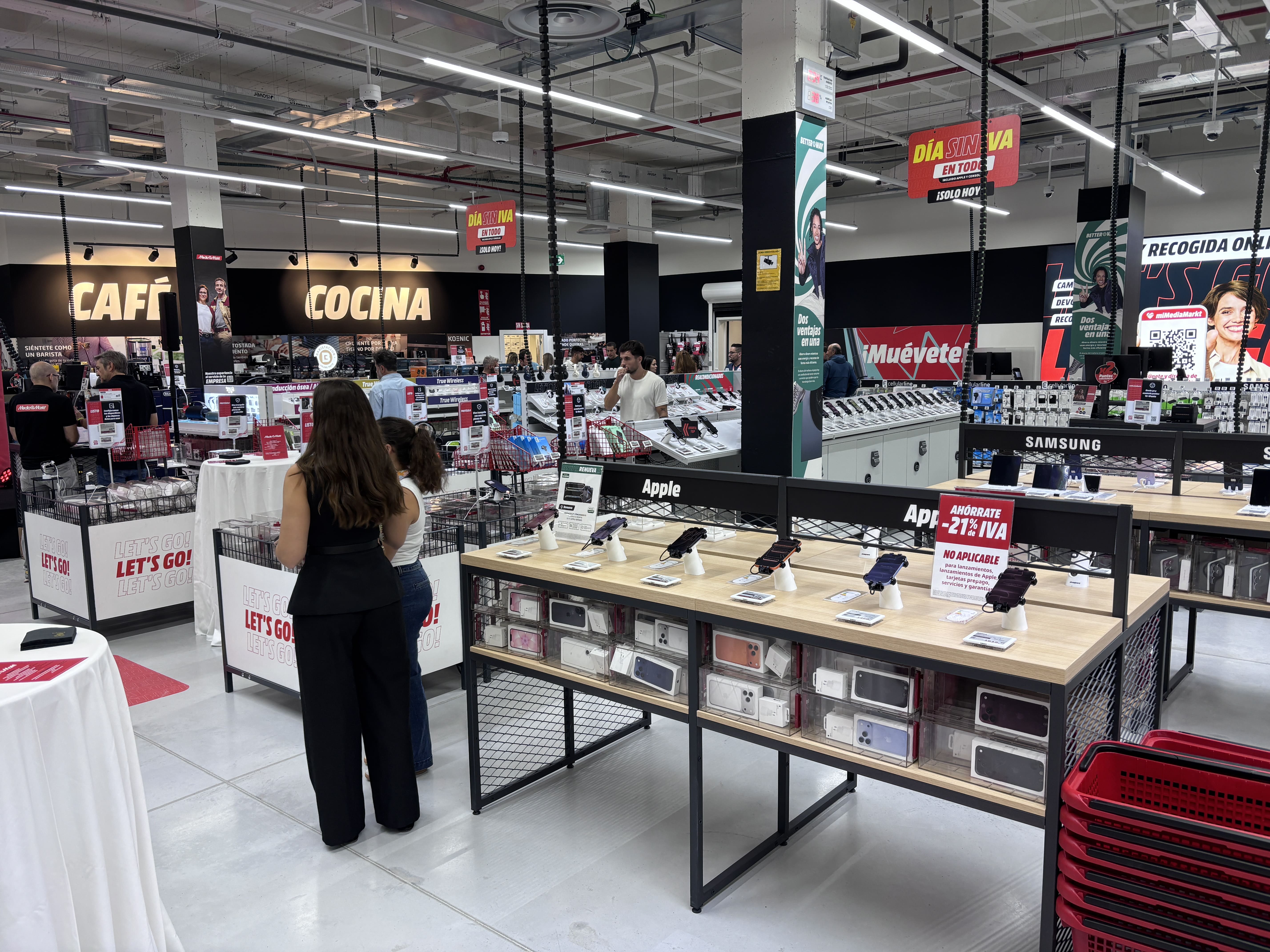MediaMarkt abre sus puertas en Ponferrada. | JAVIER FERNÁNDEZ