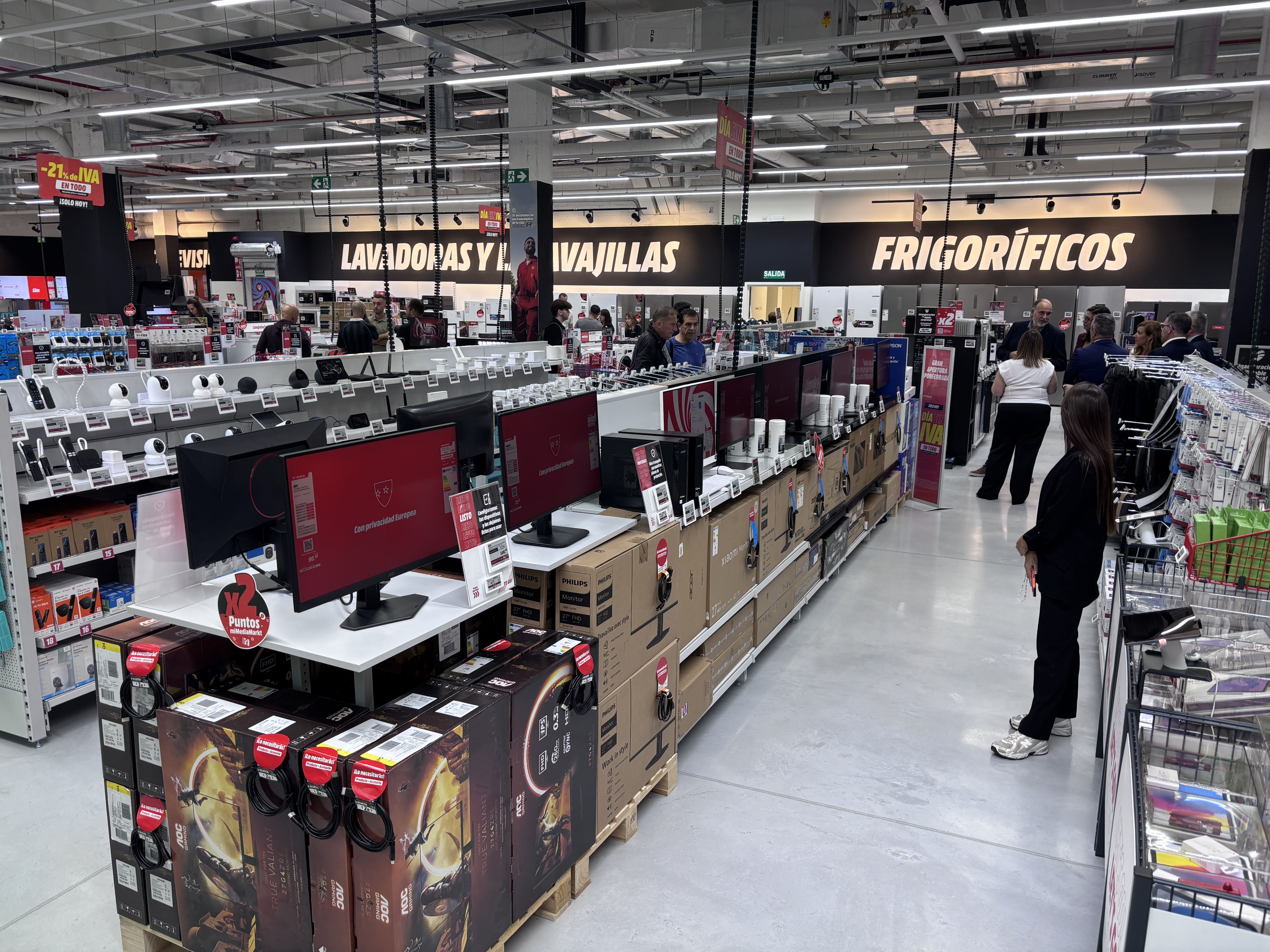 MediaMarkt abre sus puertas en Ponferrada. | JAVIER FERNÁNDEZ