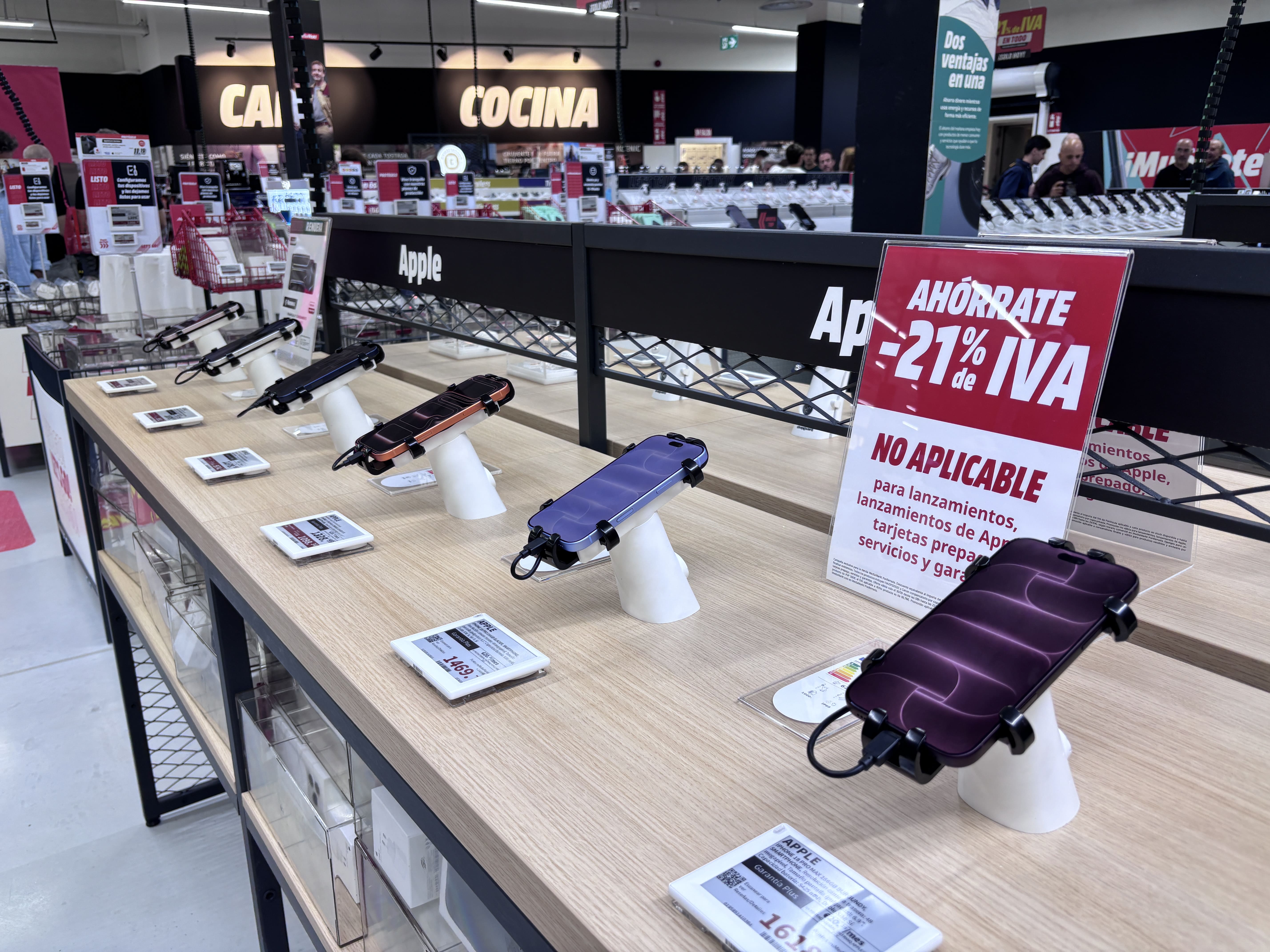 MediaMarkt abre sus puertas en Ponferrada. | JAVIER FERNÁNDEZ