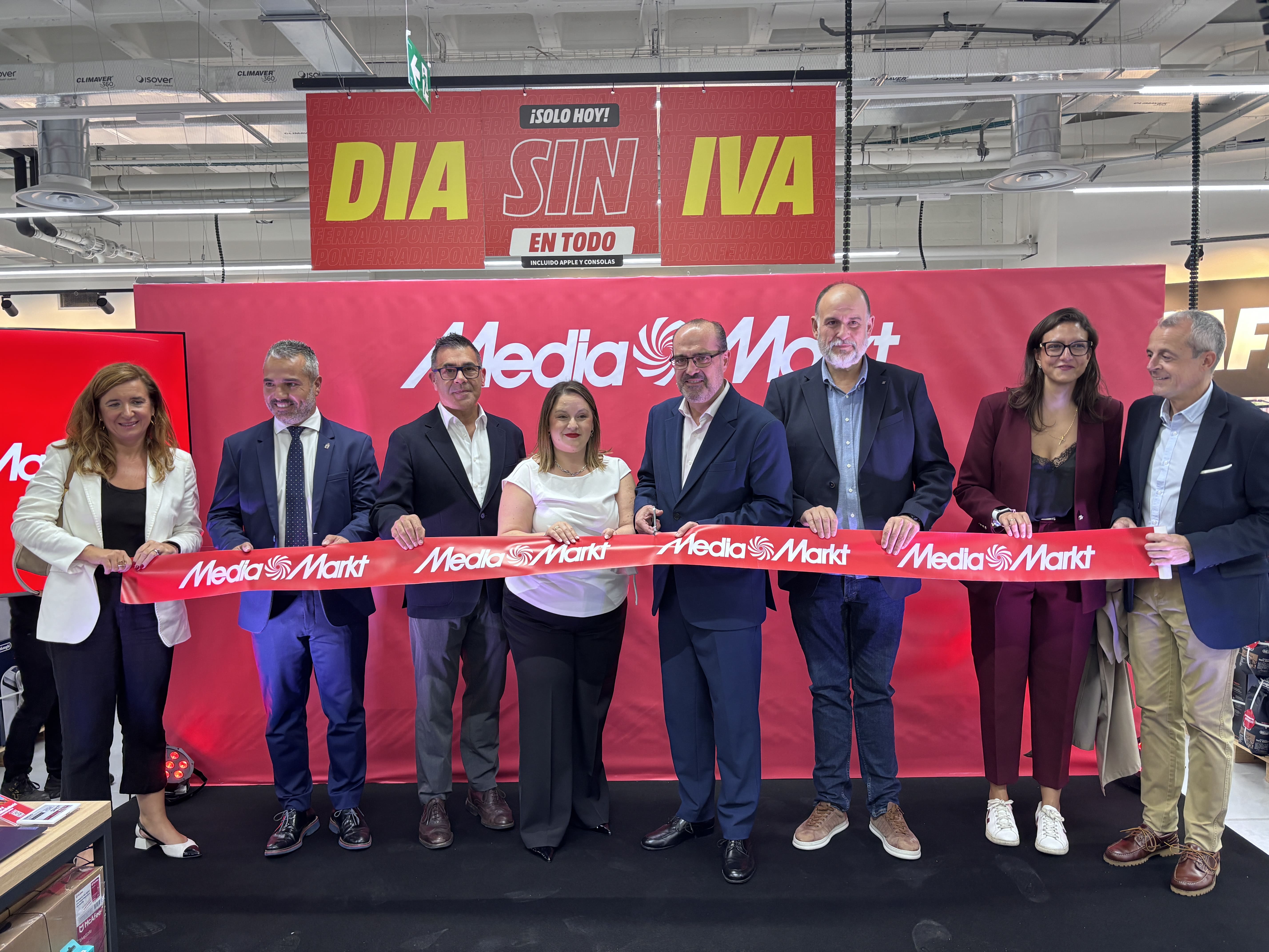 MediaMarkt abre sus puertas en Ponferrada. | JAVIER FERNÁNDEZ
