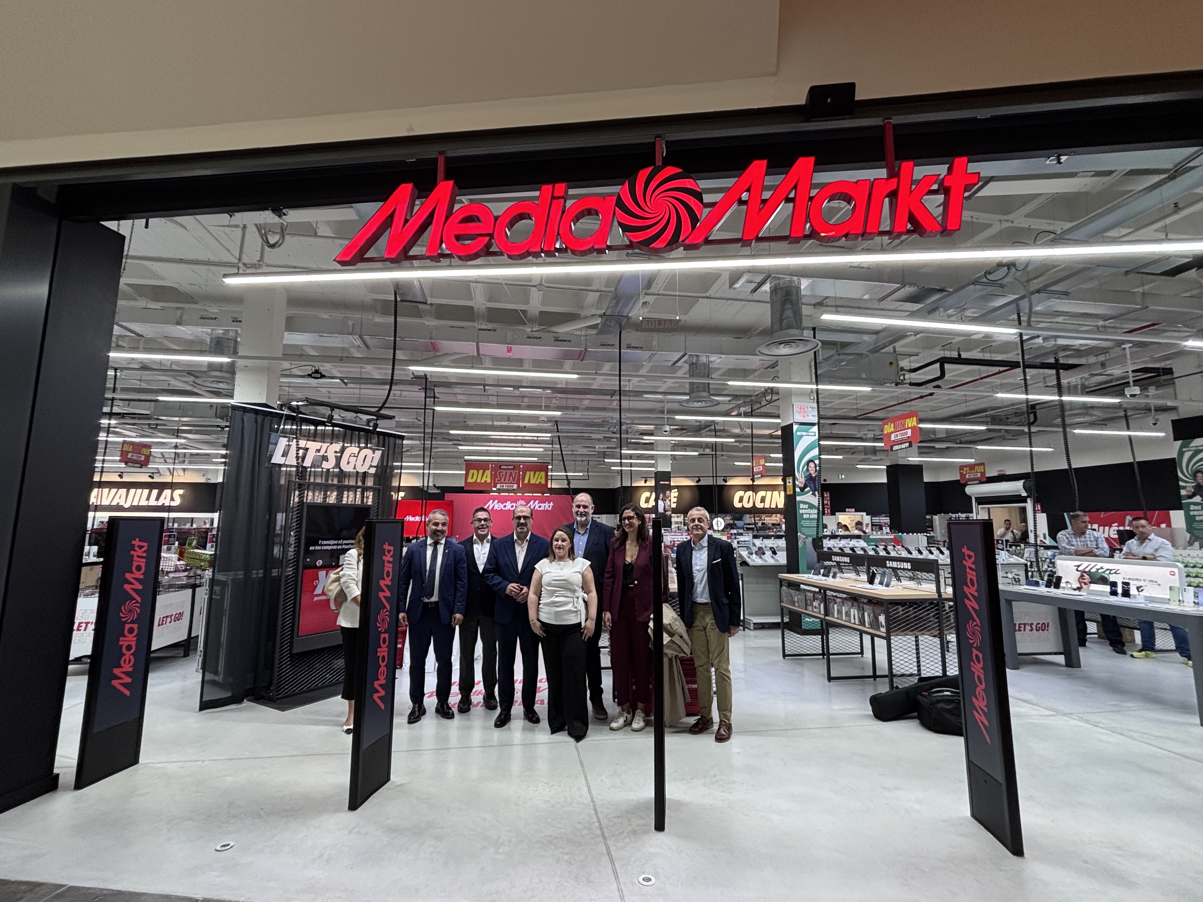 MediaMarkt abre sus puertas en Ponferrada. | JAVIER FERNÁNDEZ