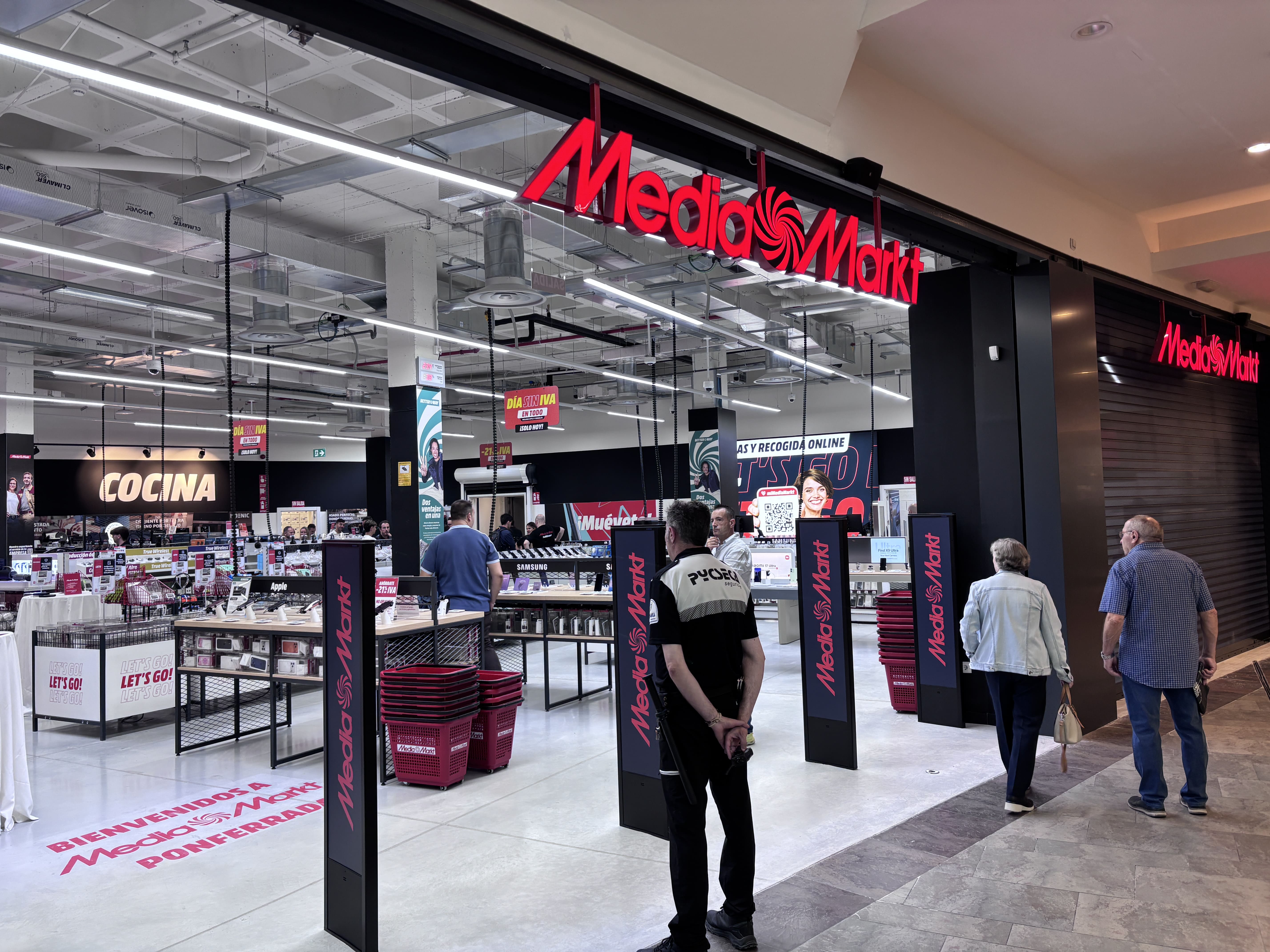 MediaMarkt abre sus puertas en Ponferrada. | JAVIER FERNÁNDEZ