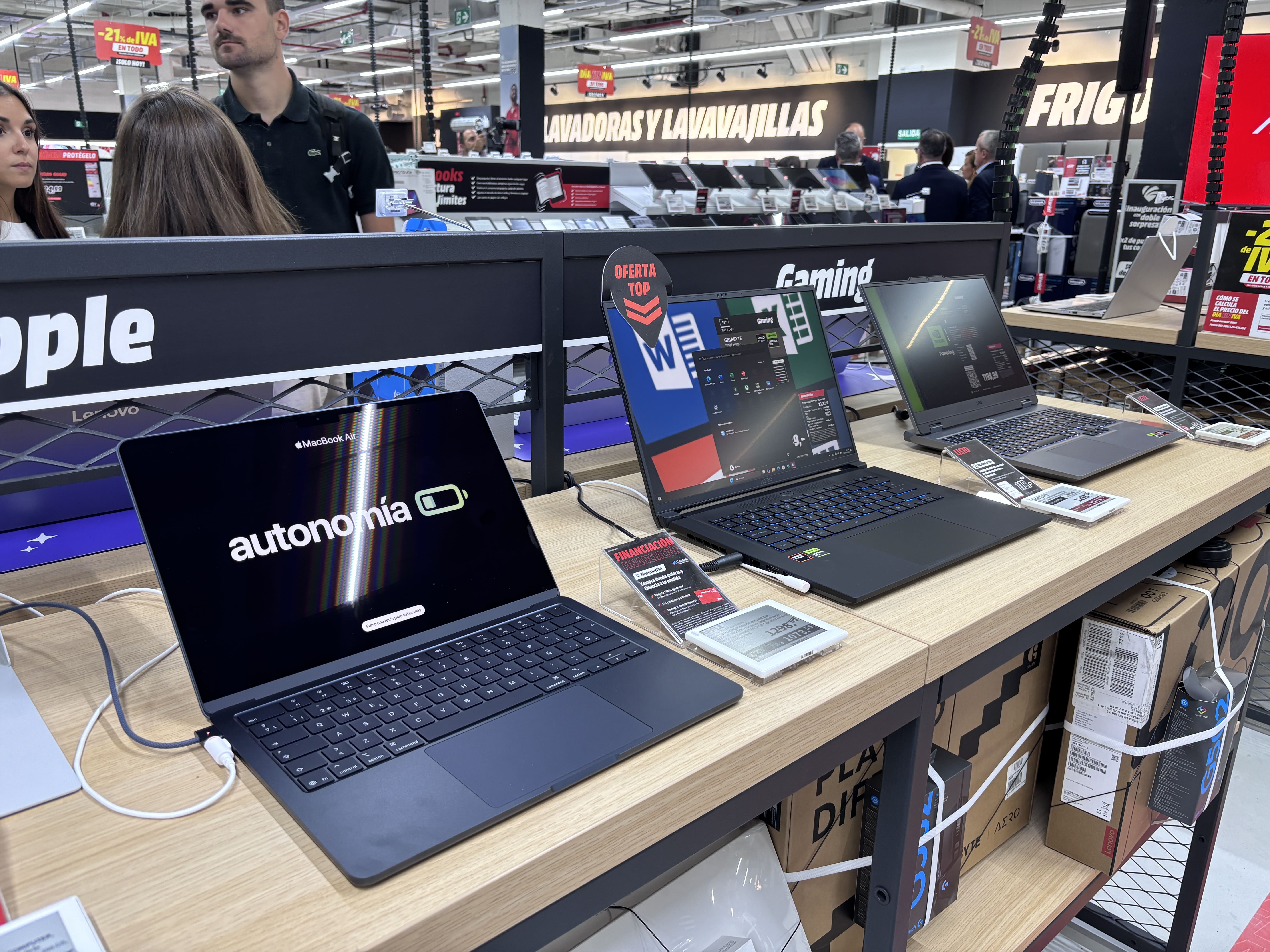 MediaMarkt abre sus puertas en Ponferrada. | JAVIER FERNÁNDEZ