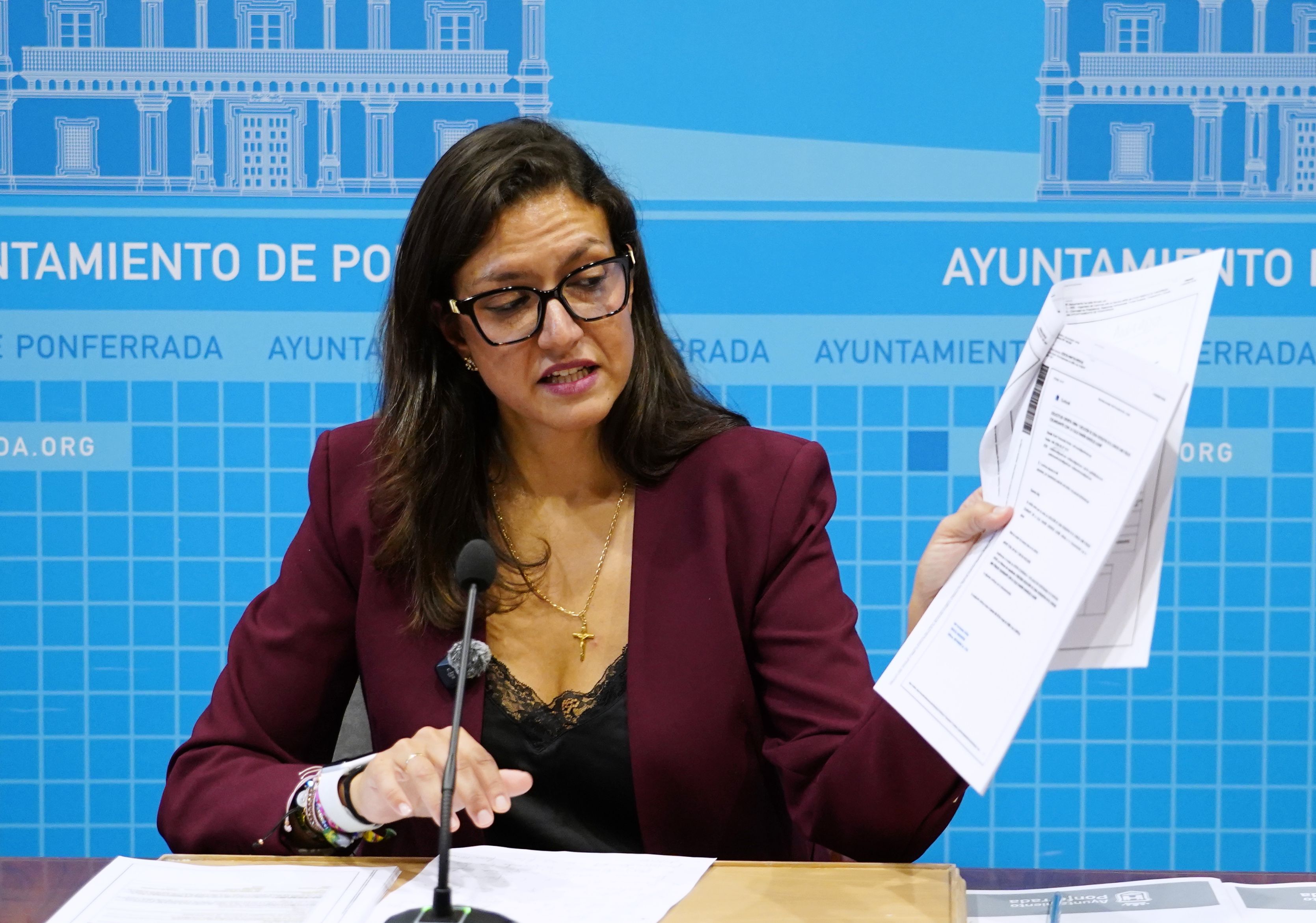 La concejala de Fondos Europeos de Ponferrada, Lidia Coca, responde al PSOE. | CÉSAR SÁNCHEZ (ICAL)