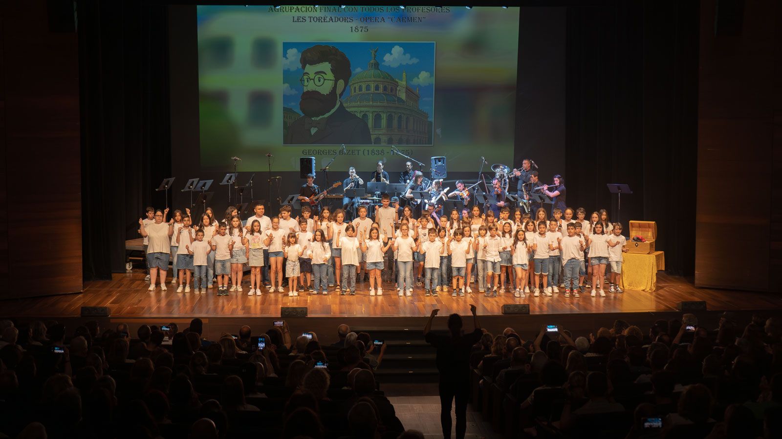 Parte del alumnado de la Escuela de Música de Valverde de la Virgen. | L.N.C Parte del alumnado de la Escuela de Música de Valverde de la Virgen. | L.N.C