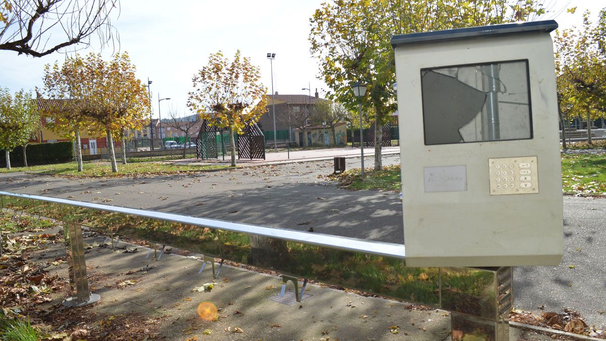 Una de las pantallas rotas en el puesto de bicis situado junto a la Casa de Cultura de Villaquilambre. | L.N.C. Una de las pantallas rotas en el puesto de bicis situado junto a la Casa de Cultura de Villaquilambre. | L.N.C.