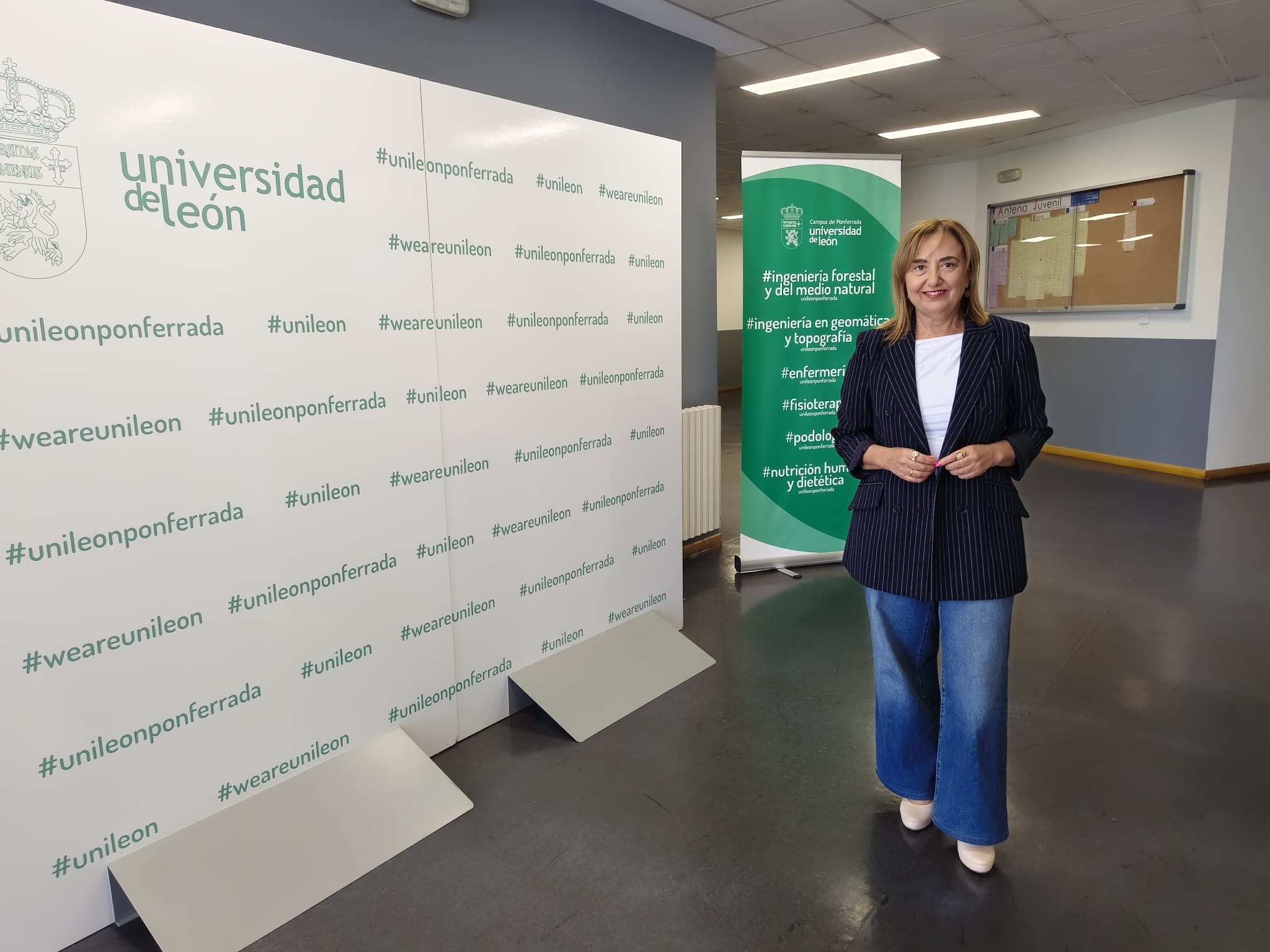 Marqués en el vestíbulo del Campus de Ponferrada. | MAR IGLESIAS
