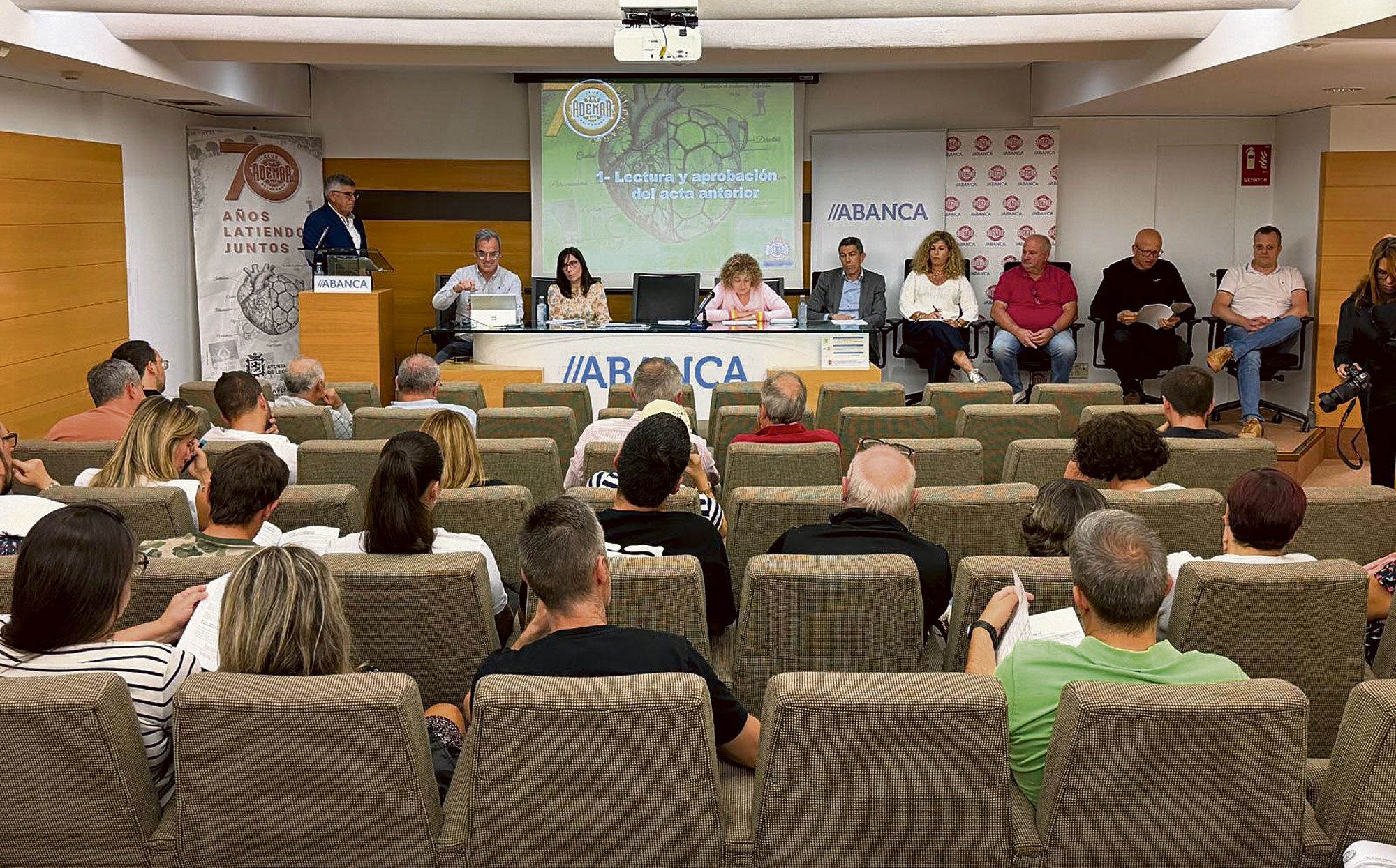 Un instante de la Asamblea del Ademar en Abanca. | SAÚL ARÉN Un instante de la Asamblea del Ademar en Abanca. | SAÚL ARÉN