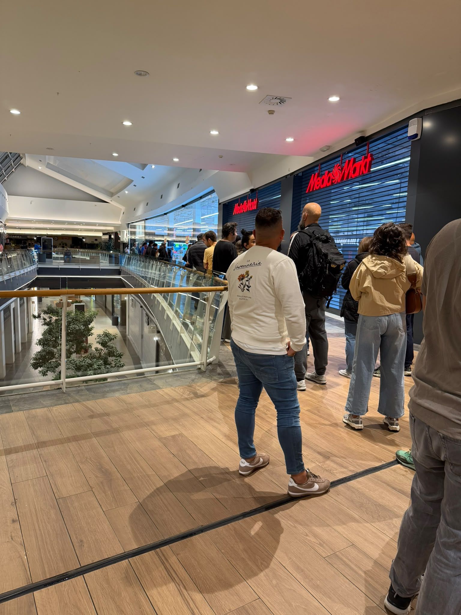 Cola antes de las ocho de mañana esperando la apertura de MediaMarkt. | L.N.C.