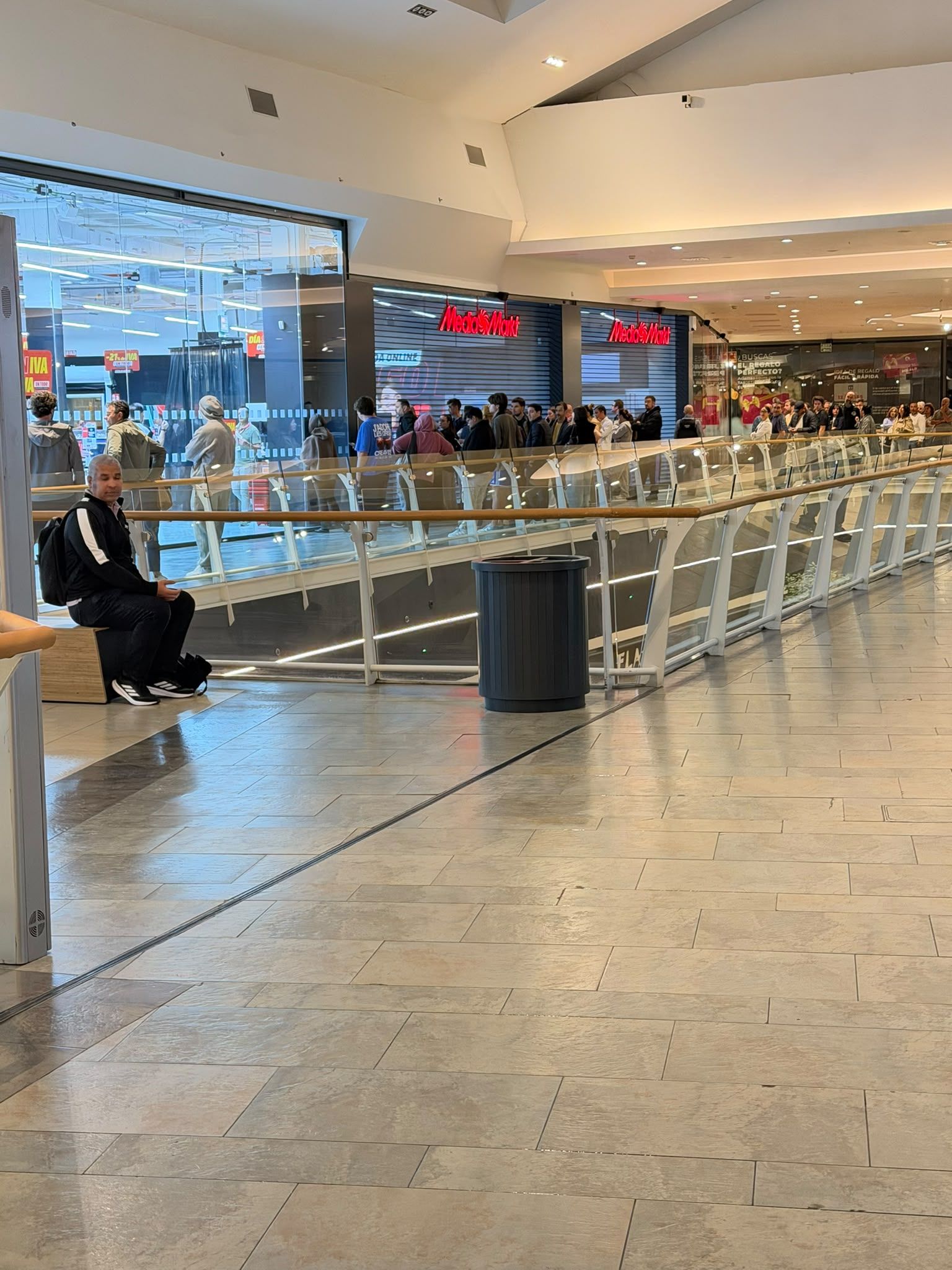 Cola antes de las ocho de mañana esperando la apertura de MediaMarkt. | L.N.C. Cola antes de las ocho de mañana esperando la apertura de MediaMarkt. | L.N.C.