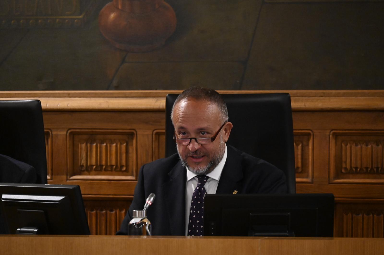 El presidente de la Diputación de León, Gerardo Álvarez Courel, en el pleno de este miércoles. | SAÚL ARÉN