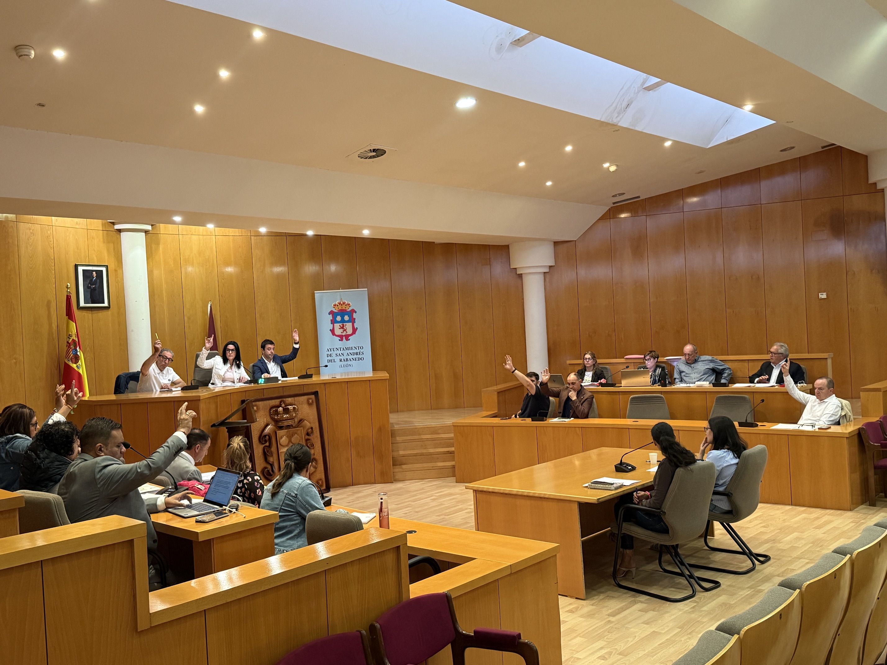 Votación durante el pleno extraordinario de San Andrés de este miércoles
