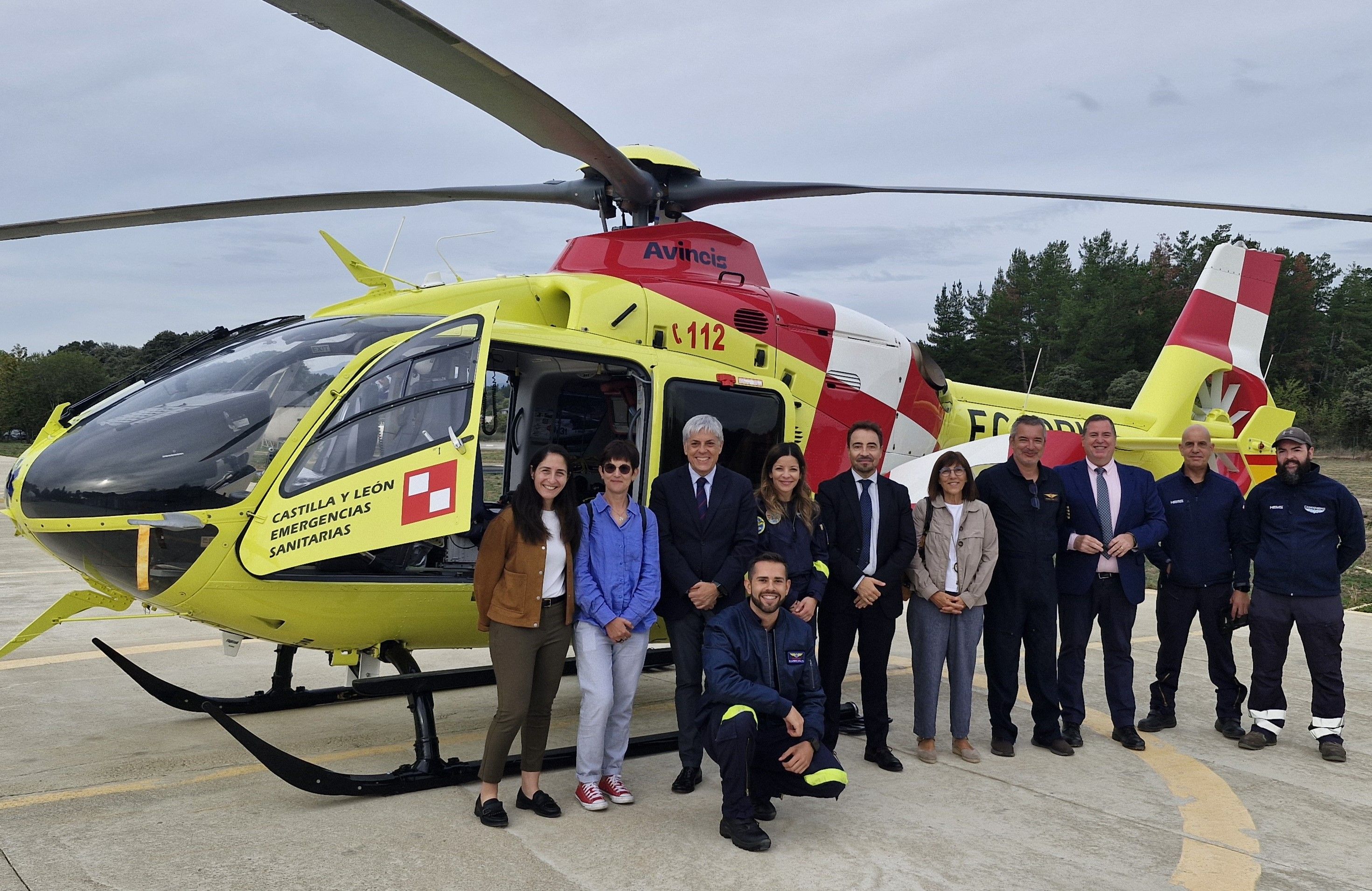Visita de Gómez de Quero al helicóptero sanitario del Bierzo en la base de Cueto.