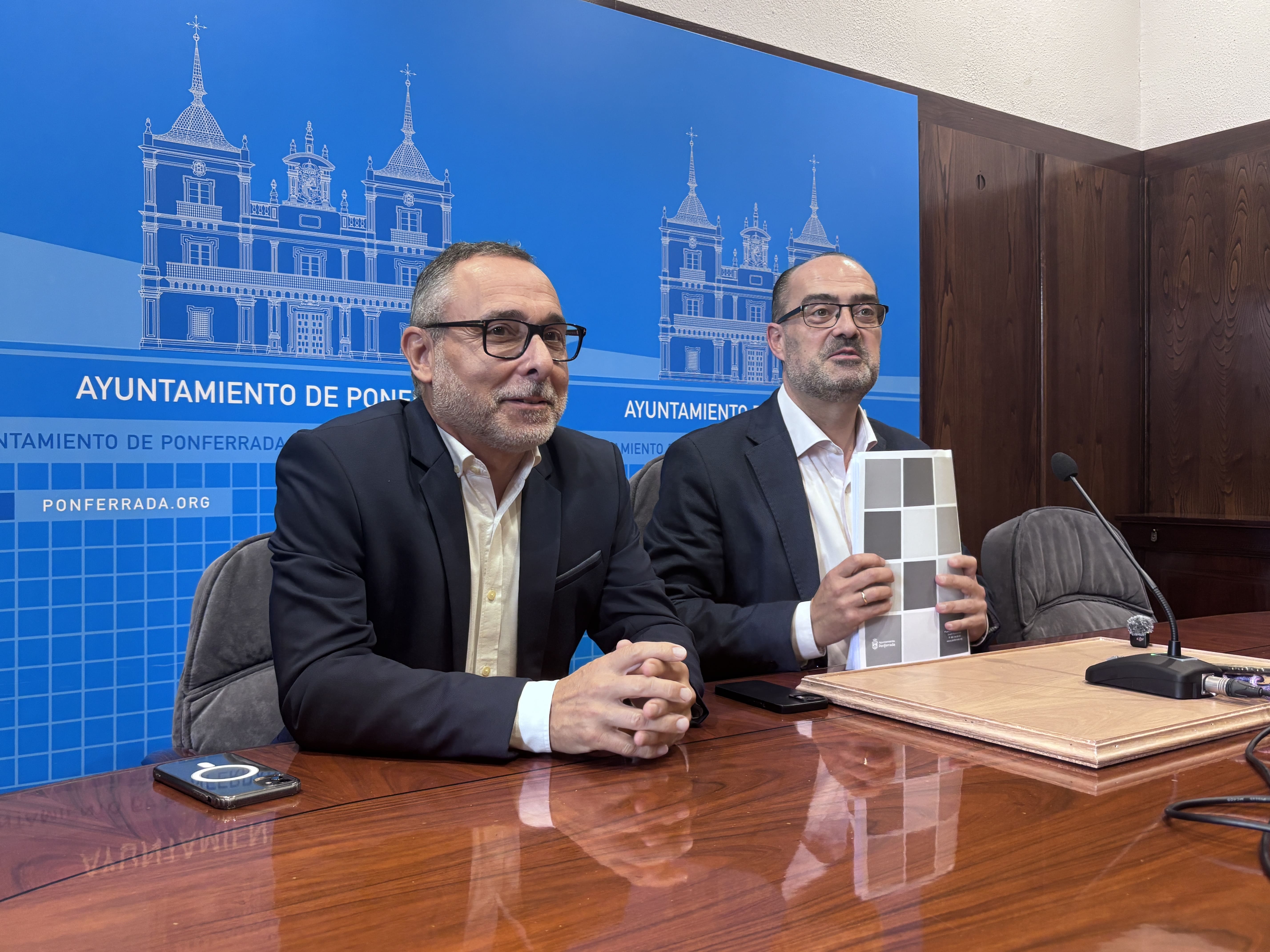 El alcalde de Ponferrada, Marco Morala (d), compareció este miércoles junto al concejal Carlos Cortina (i). | JAVIER FERNÁNDEZ