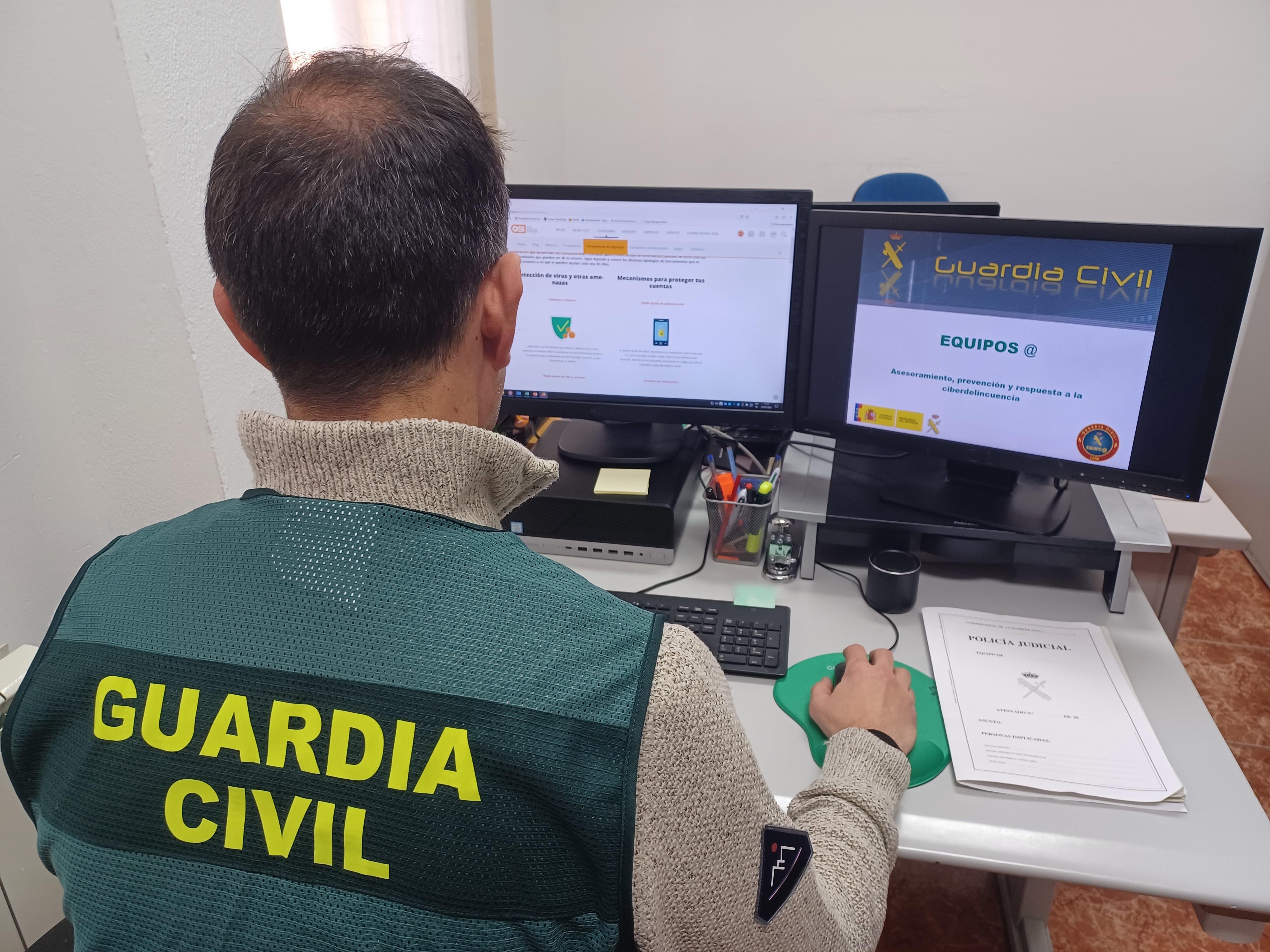 Un agente del Equipo @ de la Comandancia de León. | L.N.C. Un agente del Equipo @ de la Comandancia de León. | L.N.C.