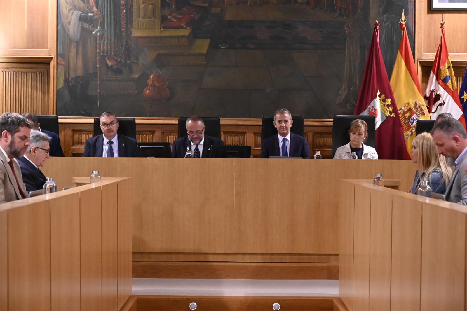 Pleno de la Diputación de León de este miércoles. | SAÚL ARÉN
