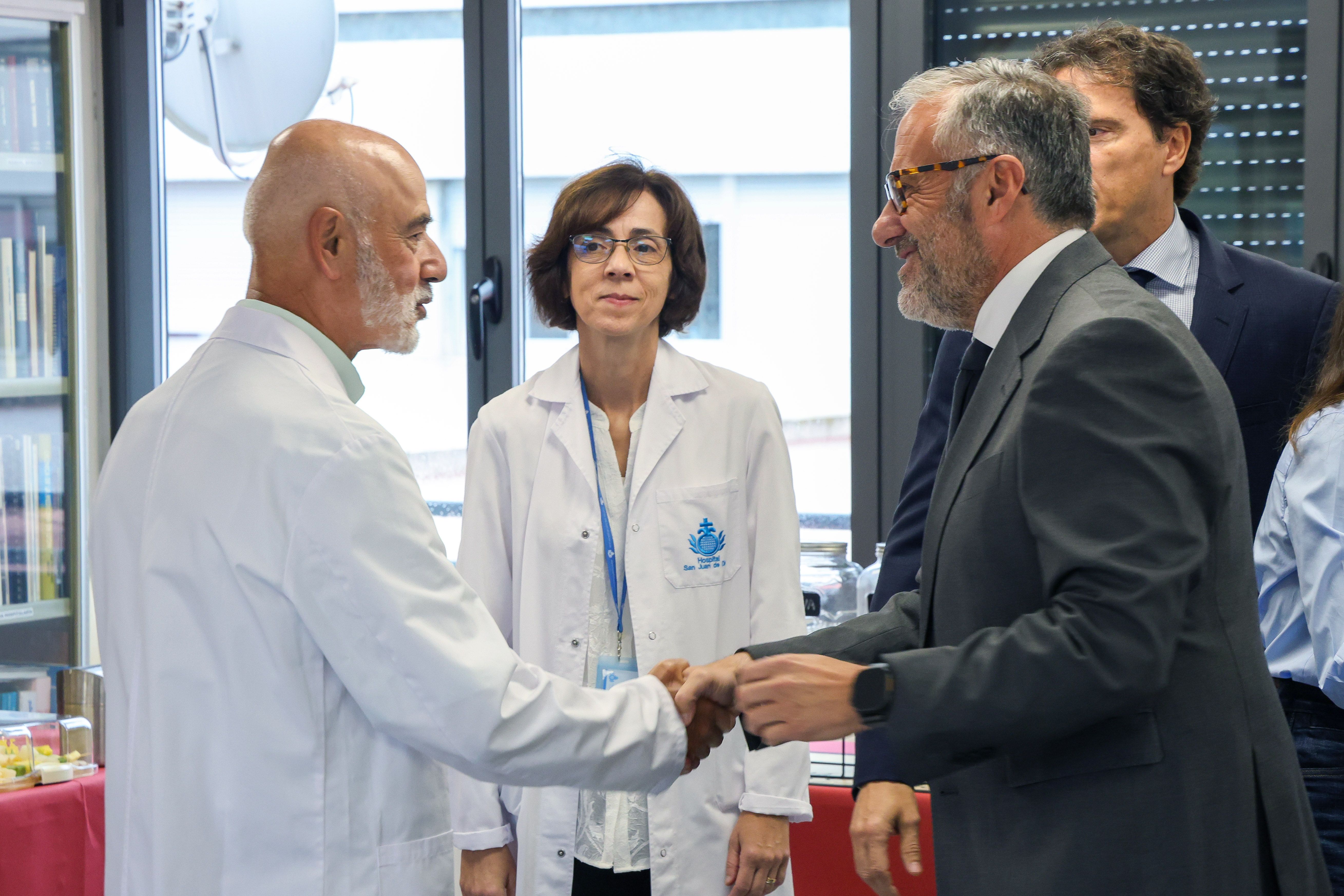 Pollán, durante su visita al Hospital de San Juan de Dios. | CAMPILLO (ICAL) Pollán, durante su visita al Hospital de San Juan de Dios. | CAMPILLO (ICAL)