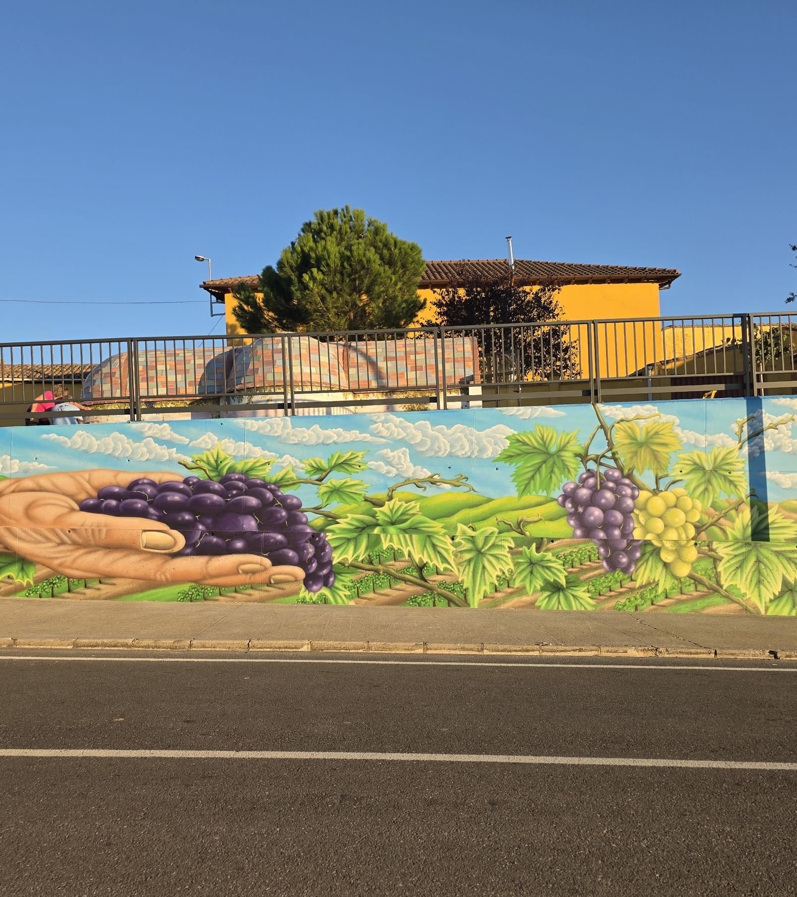 Detalle del mural sobre los viñedos y las uvas Detalle del mural sobre los viñedos y las uvas