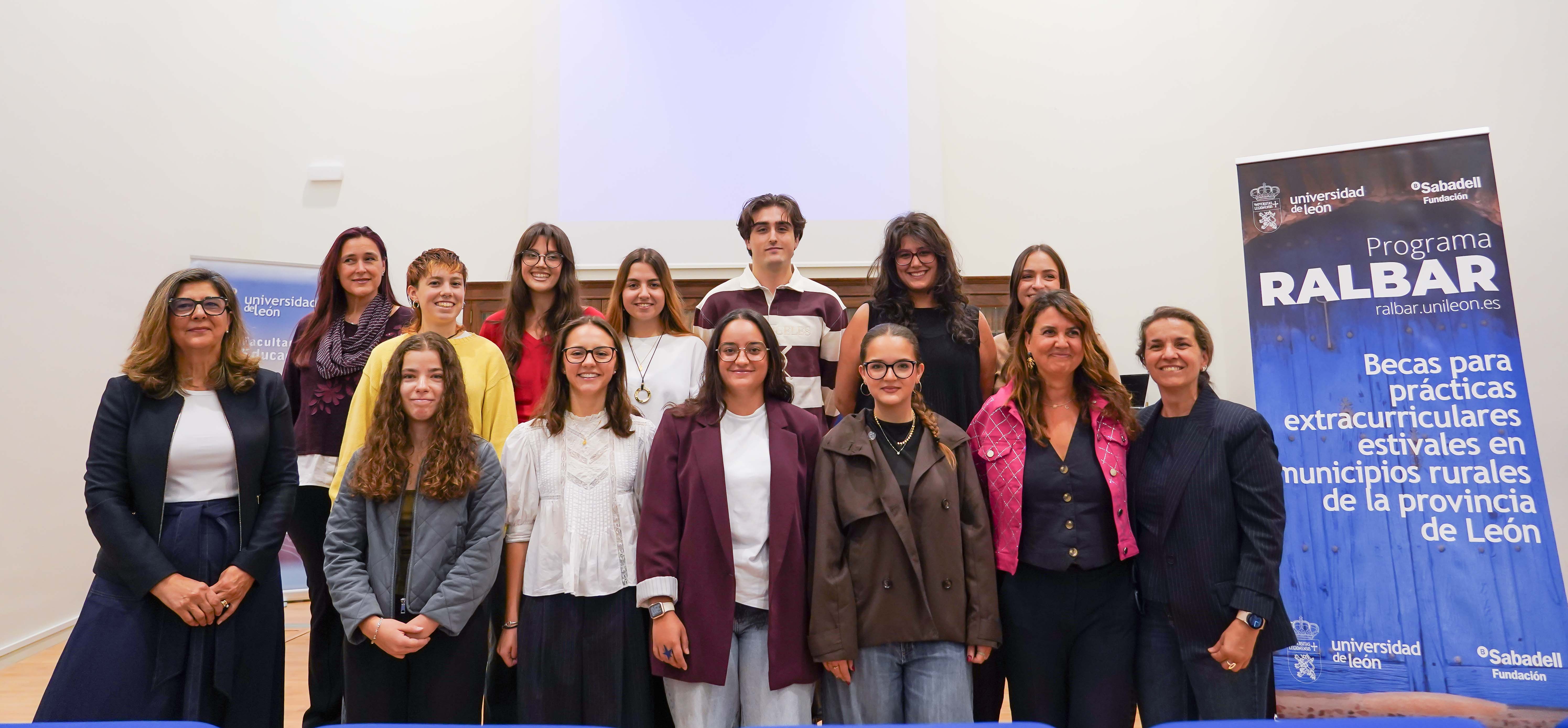 Foto de familia de los responsables y alumnos del programa Ralbar