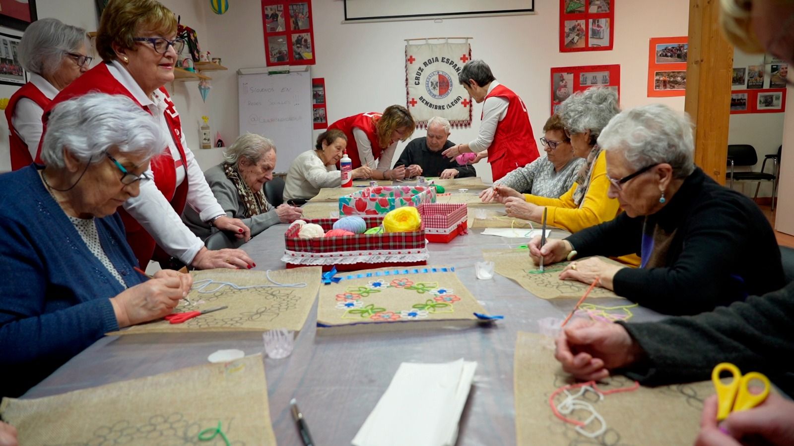 Uno de los talleres que realiza Cruz Roja con mayores de la provincia de León.