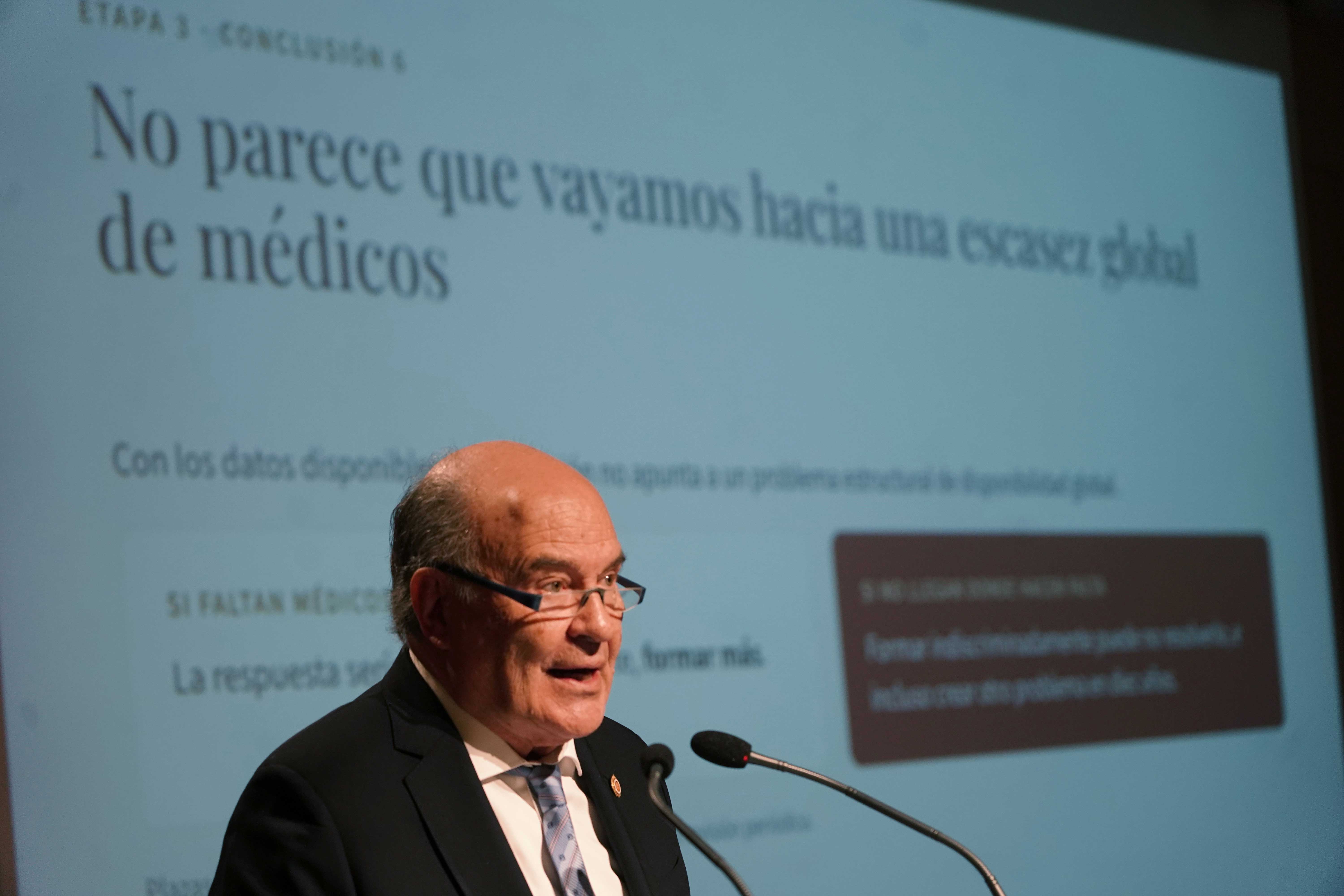 José Luis Díaz Villarig presentó este martes el informe en las Cortes. | L.N.C. José Luis Díaz Villarig presentó este martes el informe en las Cortes. | L.N.C.