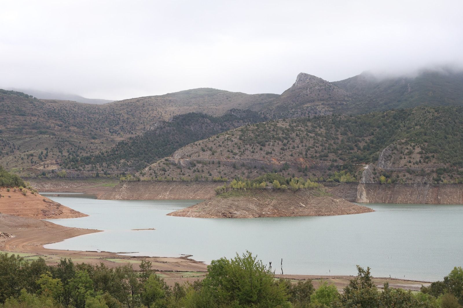 Estado actual que presenta el embalse de Barrios de Luna. | FERNANDO OTERO Estado actual que presenta el embalse de Barrios de Luna. | FERNANDO OTERO
