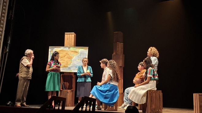 El elenco de la obra 'Las peras de Dios' durante la función en el Teatro Villafranquino. CEDIDA El elenco de la obra 'Las peras de Dios' durante la función en el Teatro Villafranquino. CEDIDA
