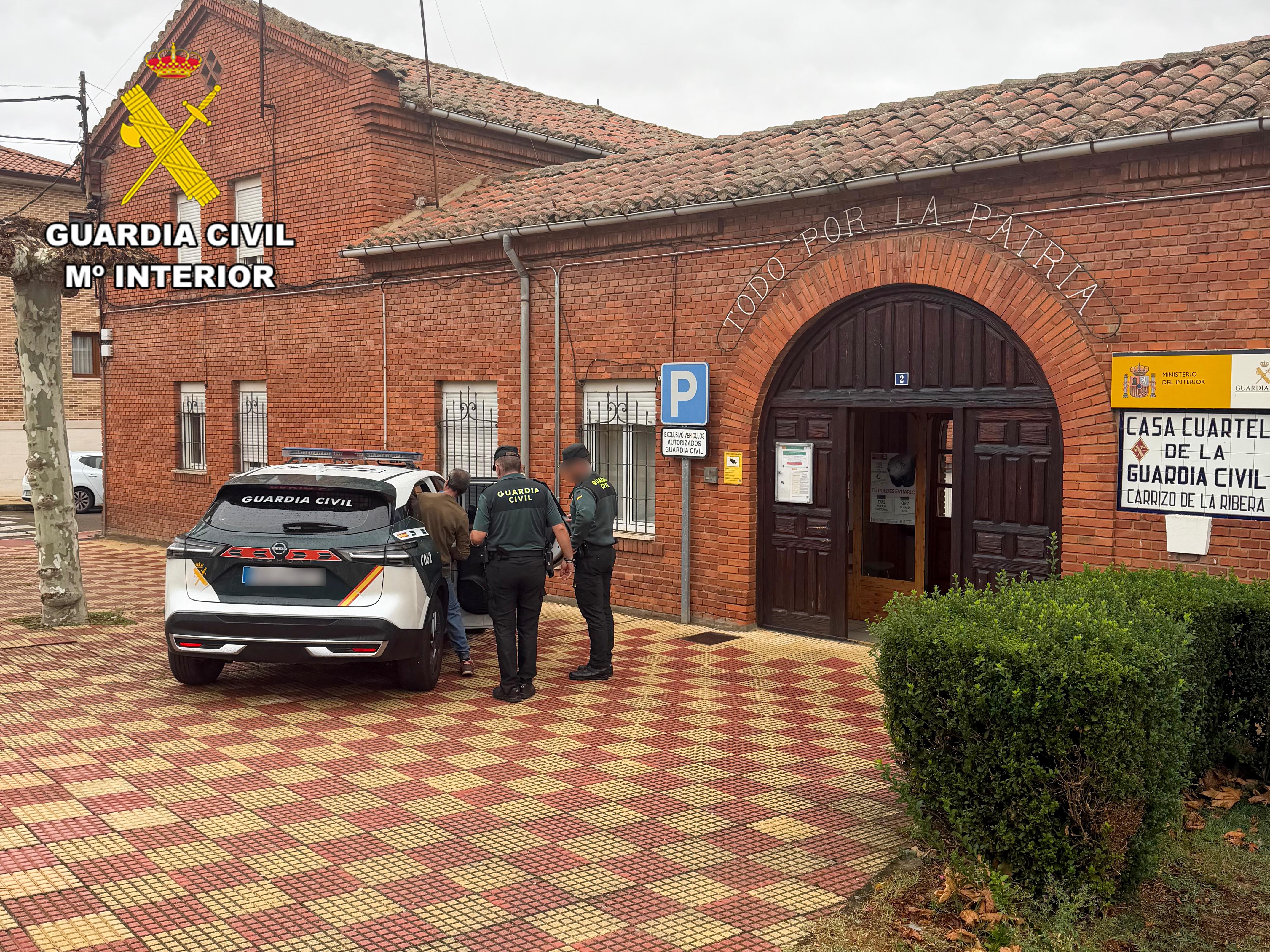 Imagen de la detención por parte de la Guardia Civil de Carrizo de la Ribera. | L.N.C.