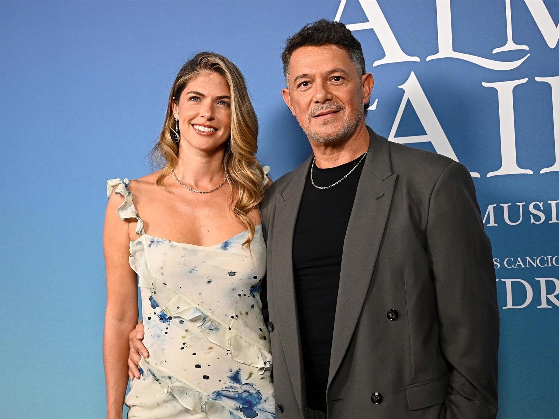 Alejandro Sanz, su felicidad en su primer posado con Stephanie Cayo y sus cuatro hijos