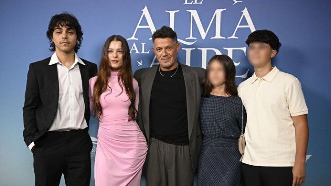sus cuatro hijos: Manuela (25) -fruto de su primer matrimonio con Jaydy Michel-; Alexander (23) -en común con Valeria Rivera-; Dylan (15) y Alma (12), nacidos de su relación con Raquel Perera | EUROPA PRESS