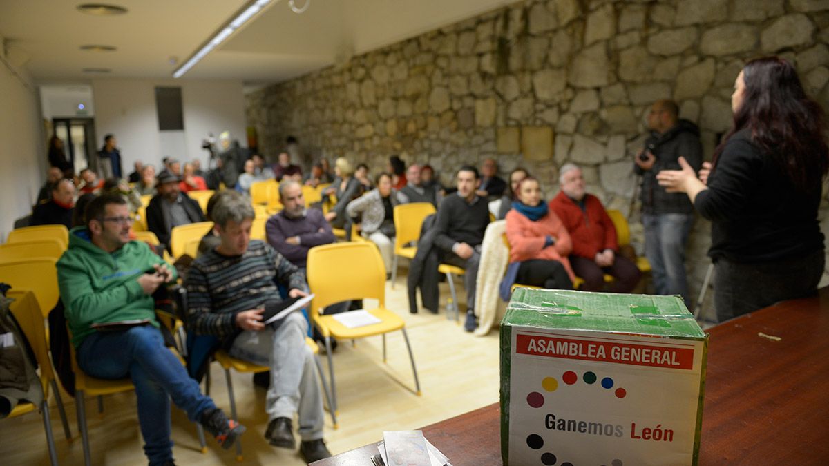 Una de las últimas asambleas de Ganemos en la capital leonesa. | MAURICIO PEÑA