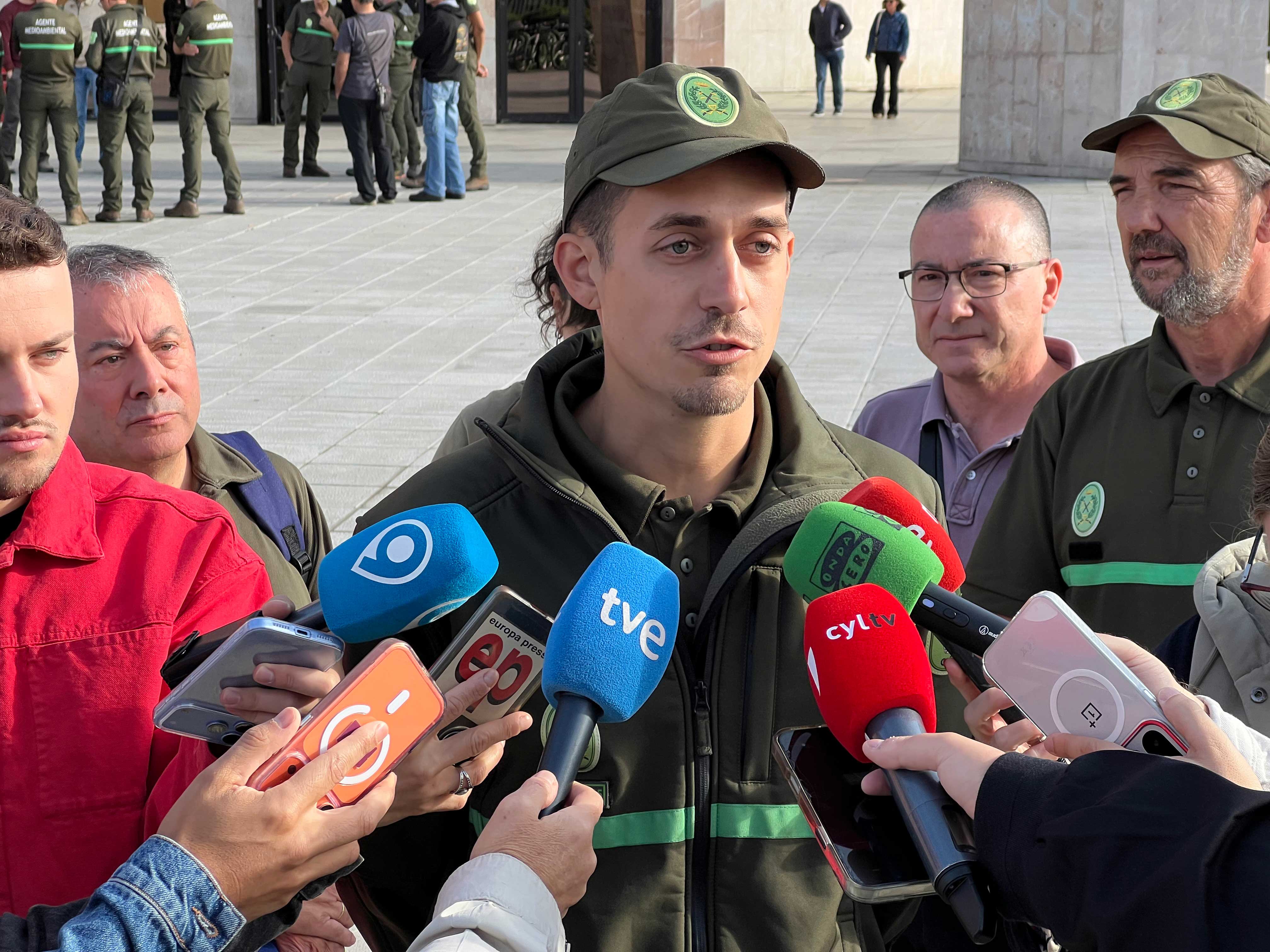 Representantes sindicales de los agentes forestales se reúnen en la Delegación Territorial de la Junta en León. | PEIO GARCÍA (Ical)