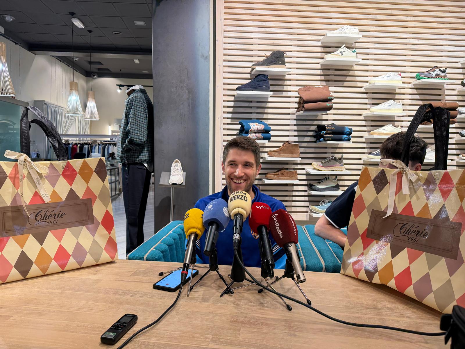 Samu Conde desde el local Teatriz en la previa al debut liguero del Clínica Ponferrada. RAÚL FERNÁNDEZ Samu Conde desde el local Teatriz en la previa al debut liguero del Clínica Ponferrada. RAÚL FERNÁNDEZ