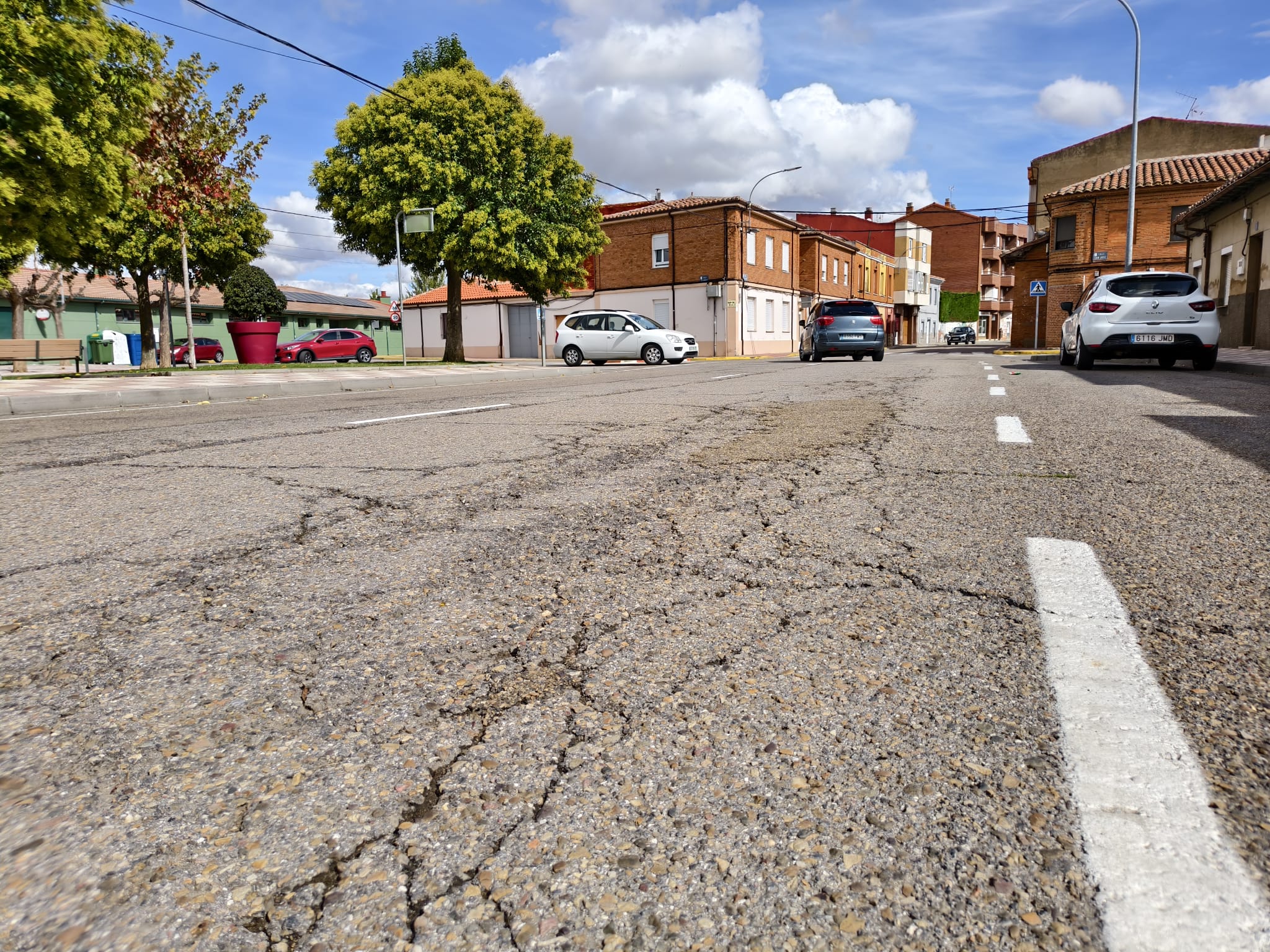 Estado que presenta la carretera a su paso por la Avenida de la Constitución de Santa María. | A. RODRÍGUEZ