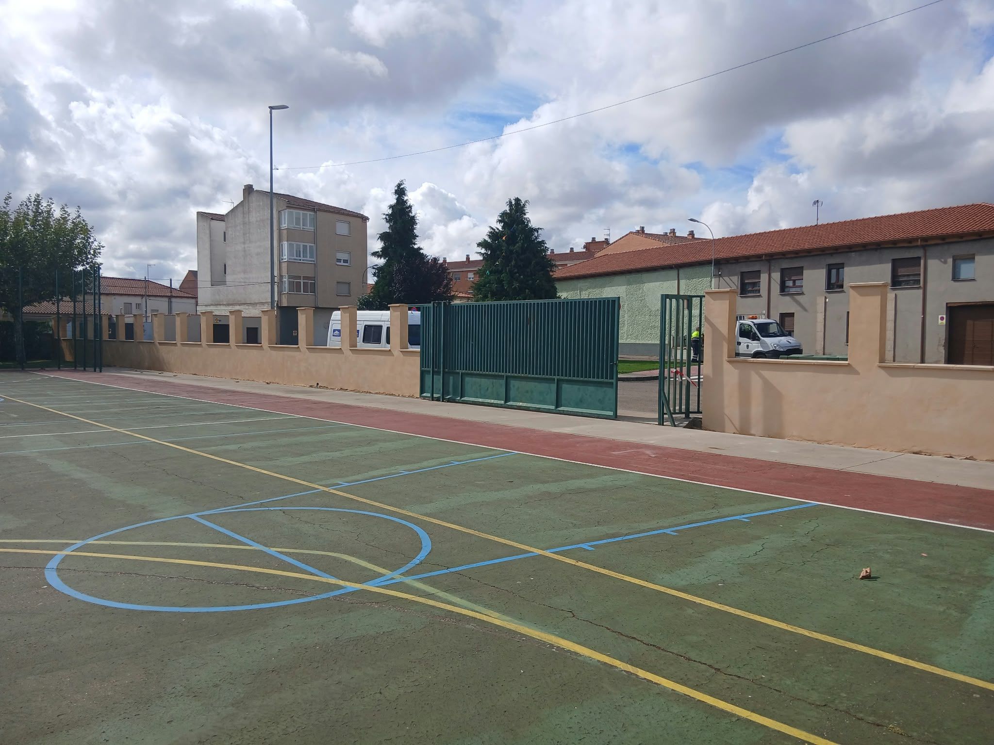 Obras del nuevo cerramiento del Polideportivo Julio Tolón. | L.N.C.