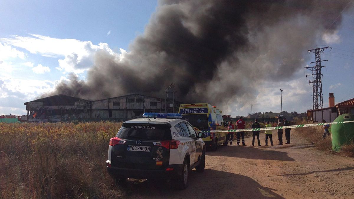 Imagen del incendio en la fábrica ubicada en Alija del Infantado. | ABAJO