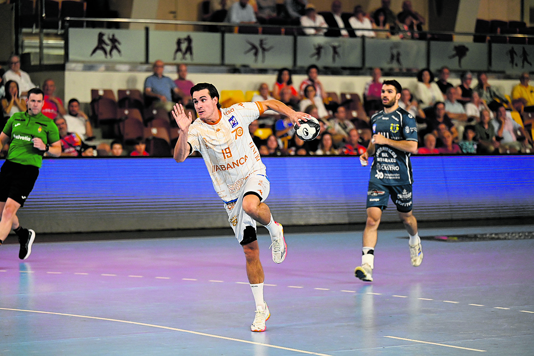 Gonzalo Pérez lanzando desde los 7 metros durante el último partido ante Cangas.  SAÚL ARÉN