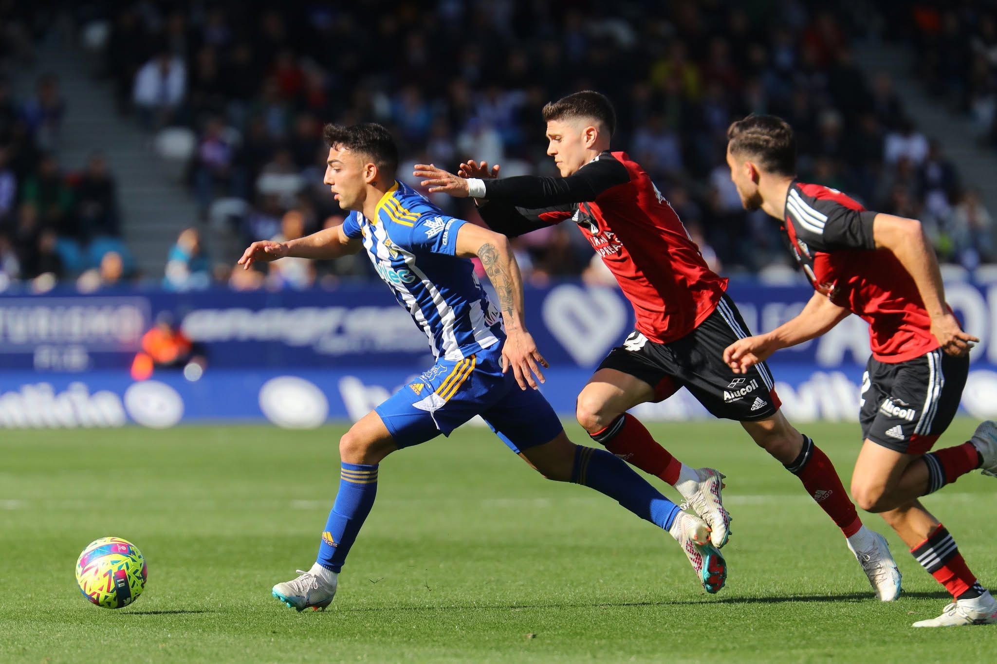 Naim es presionado por dos rivales del Mirandés durante el último enfrentamiento entre la Deportiva y los jabatos. SDP Naim es presionado por dos rivales del Mirandés durante el último enfrentamiento entre la Deportiva y los jabatos. SDP