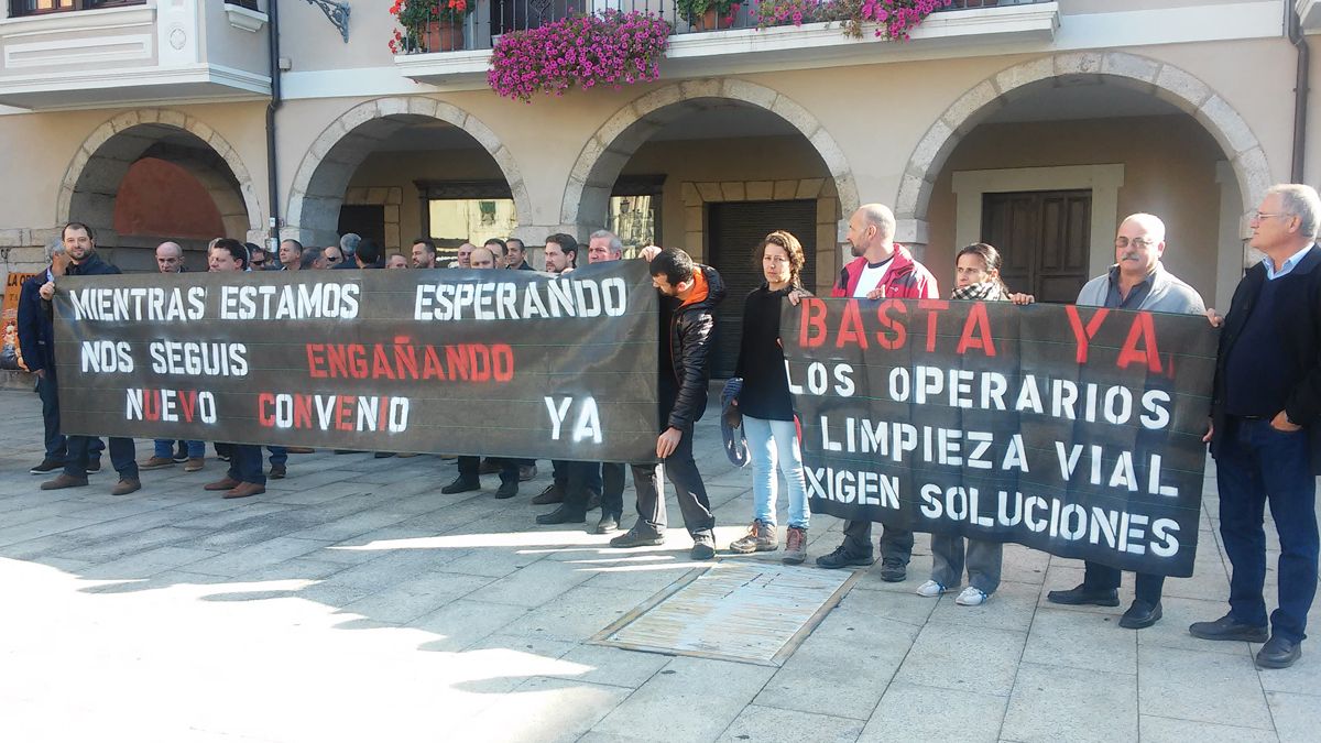 Los trabajadores se concentraton para solicitarles a los políticos que aclaren su situación. | MAR IGLESIAS