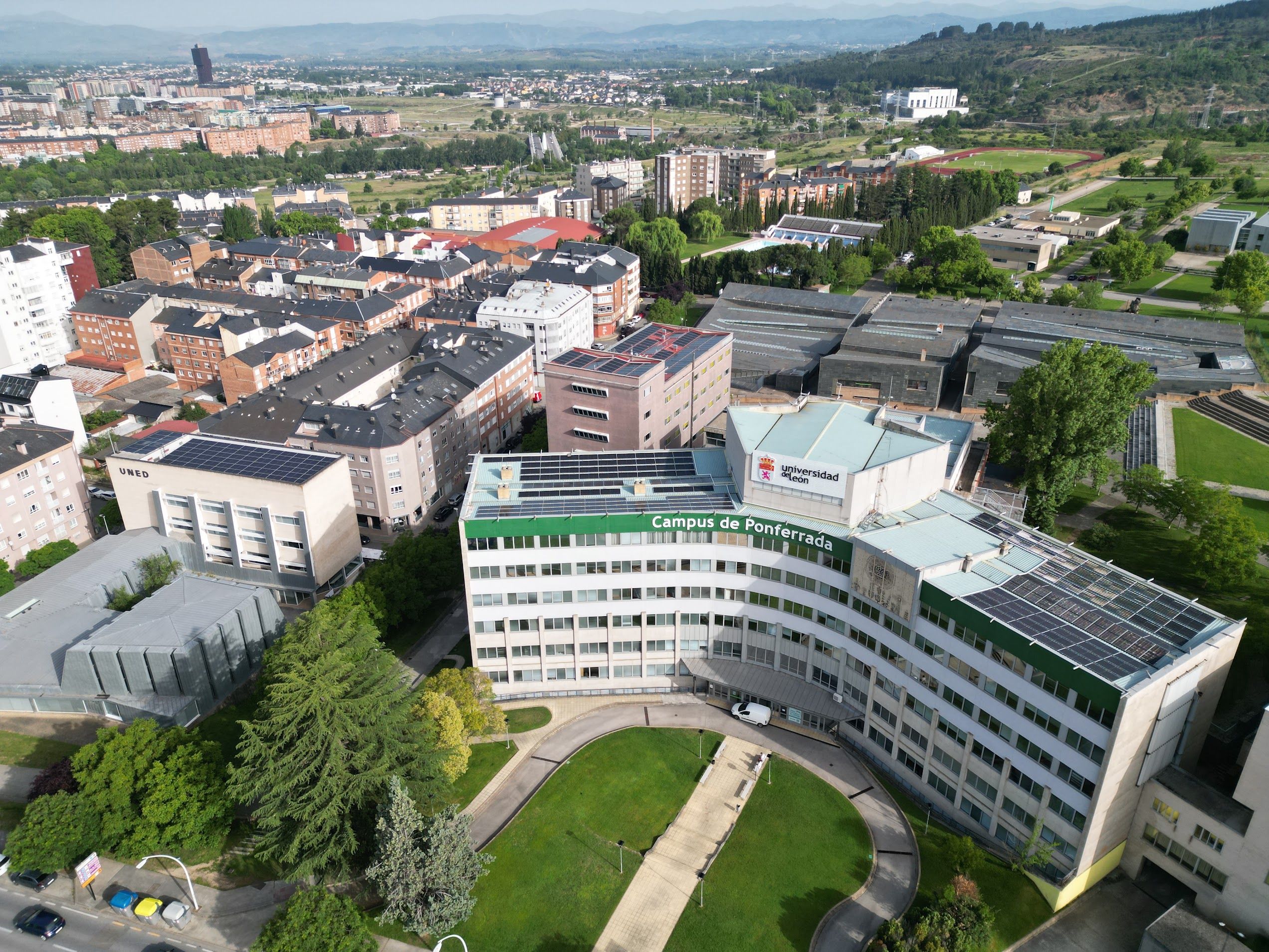 Edificio del Campus de Ponferrada, en la zona alta de la ciudad.