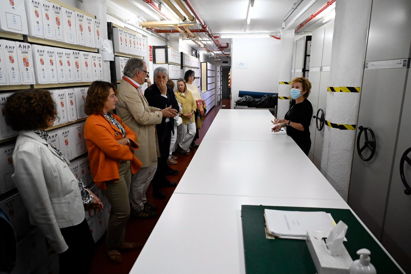 Los miembros de la Comisión Territorial de Patrimonio en el interior del Archivo Histórico Provincial de León. | SAÚL ARÉN