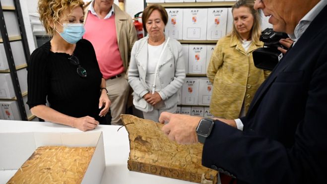 La Comisión visitó este viernes el depósito del Archivo. SAÚL ARÉN La Comisión visitó este viernes el depósito del Archivo. SAÚL ARÉN